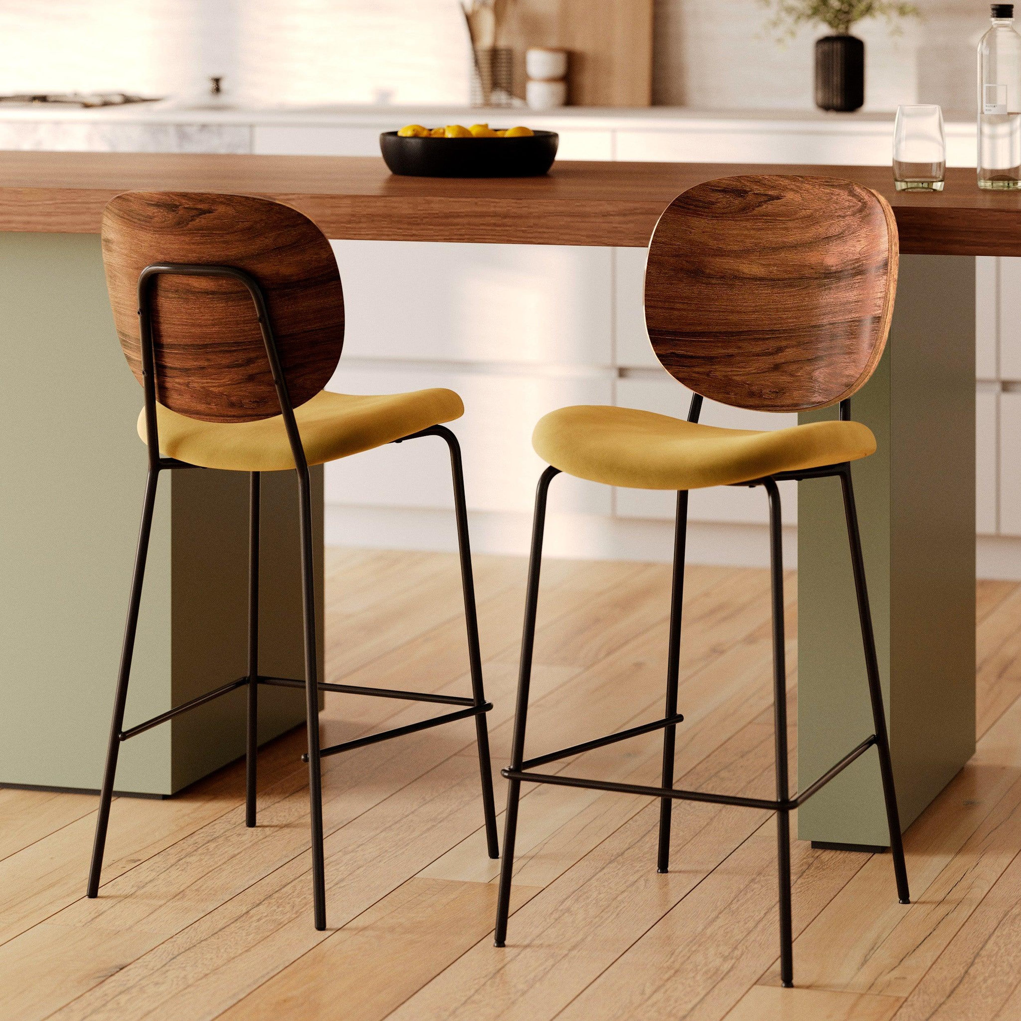 Voir la diapositive 2 : MAISON PAVANE Lot de 2 chaises pour îlot central 65,5 cm en velours jaune-simone