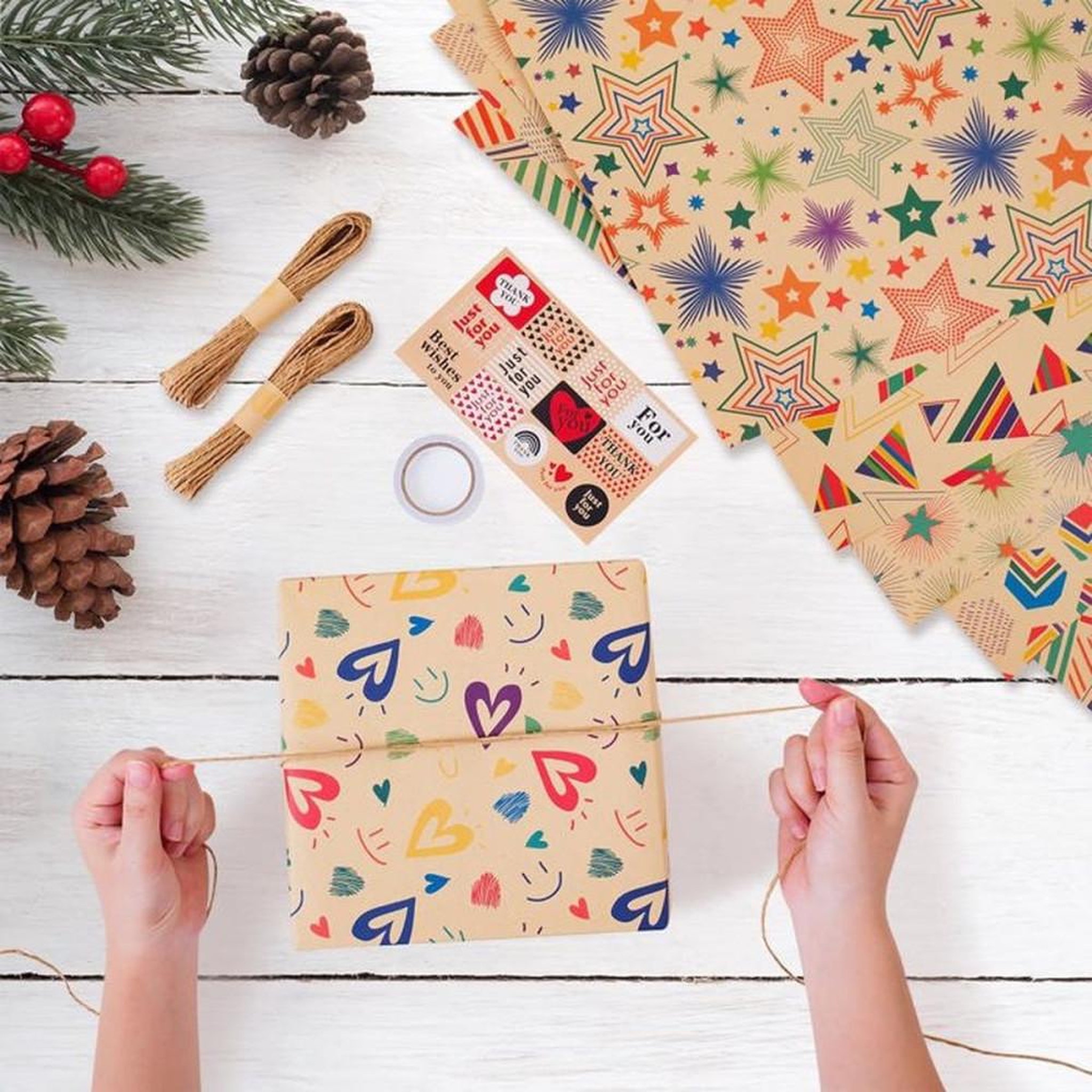 Voir la diapositive 2 : Papier cadeau en feuilles kraft 70 x 50 cm, lot de 6 avec motifs multicolores + accessoires