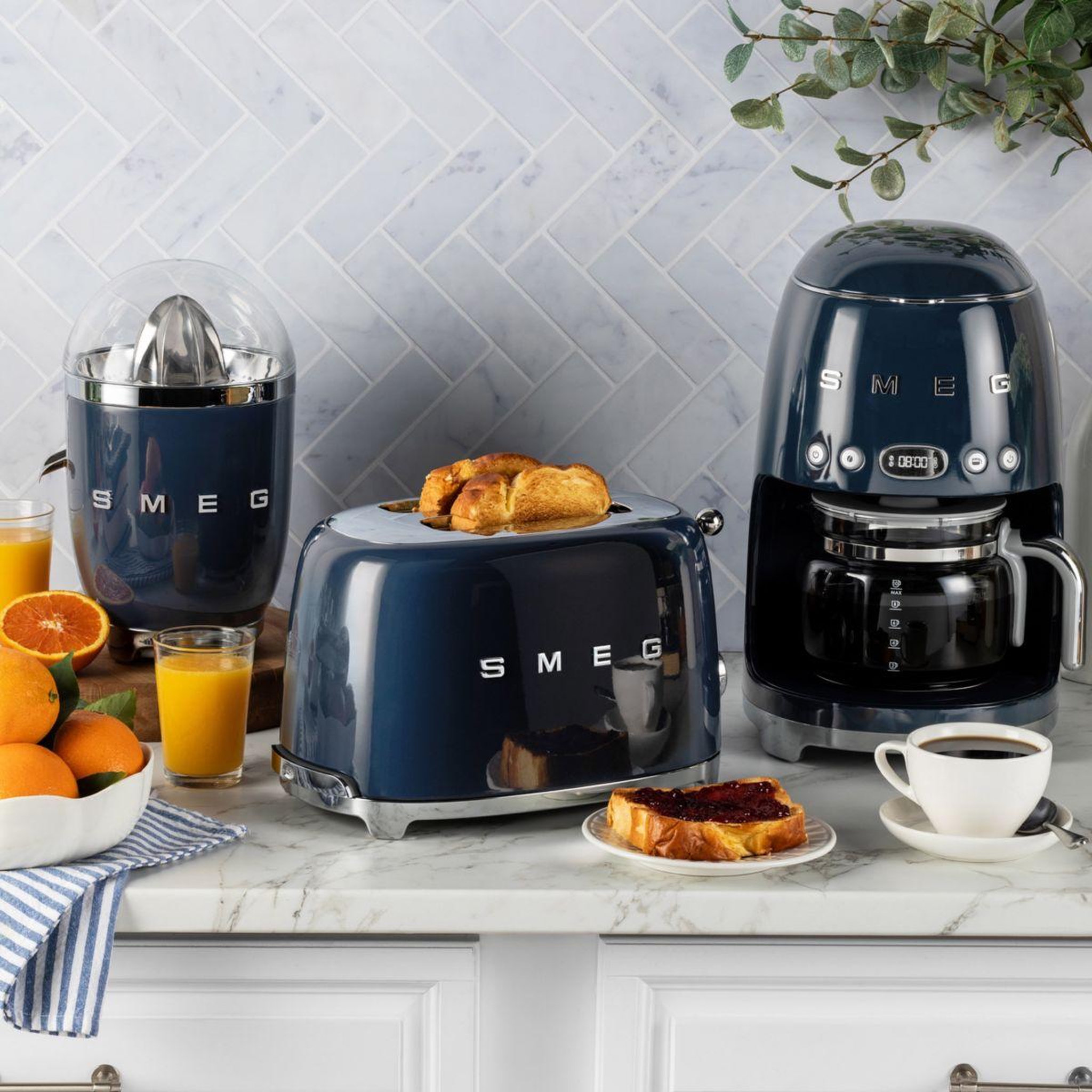 Voir la diapositive 4 : SMEG Presse-agrumes CJF11NBEU bleu