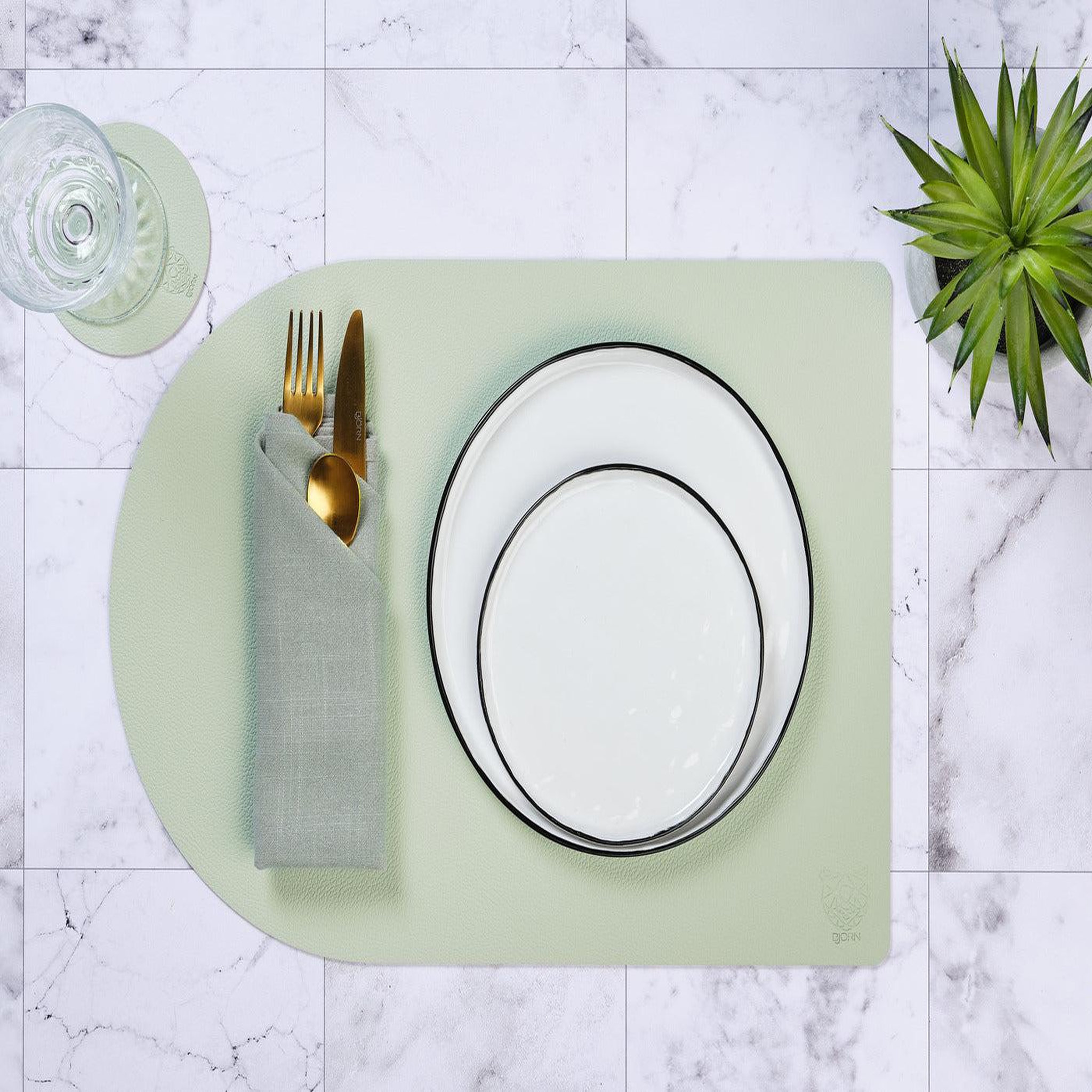 Voir la diapositive 5 : BJORN Sous-verre rond réversible - 6 pièces - cuir recyclé rose pâle et vert pâle
