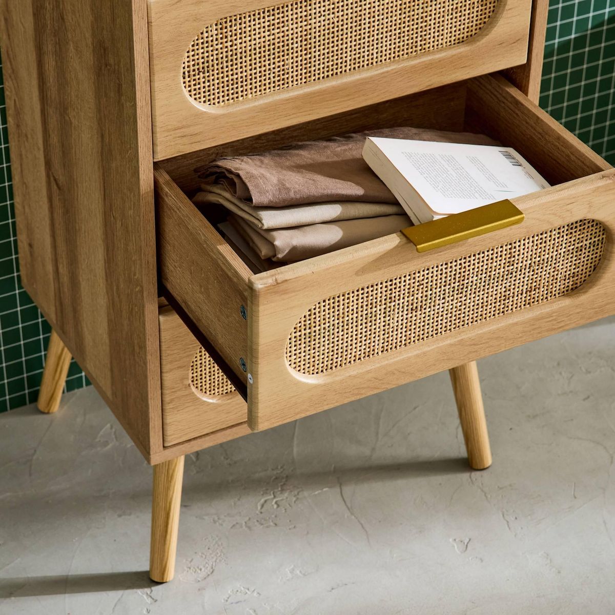 SWEEEK Commode chiffonnier effet bois et cannage 4 tiroirs naturel. poignée en métal doré - L 48 x P 39.5 x H 96 cm - Eva