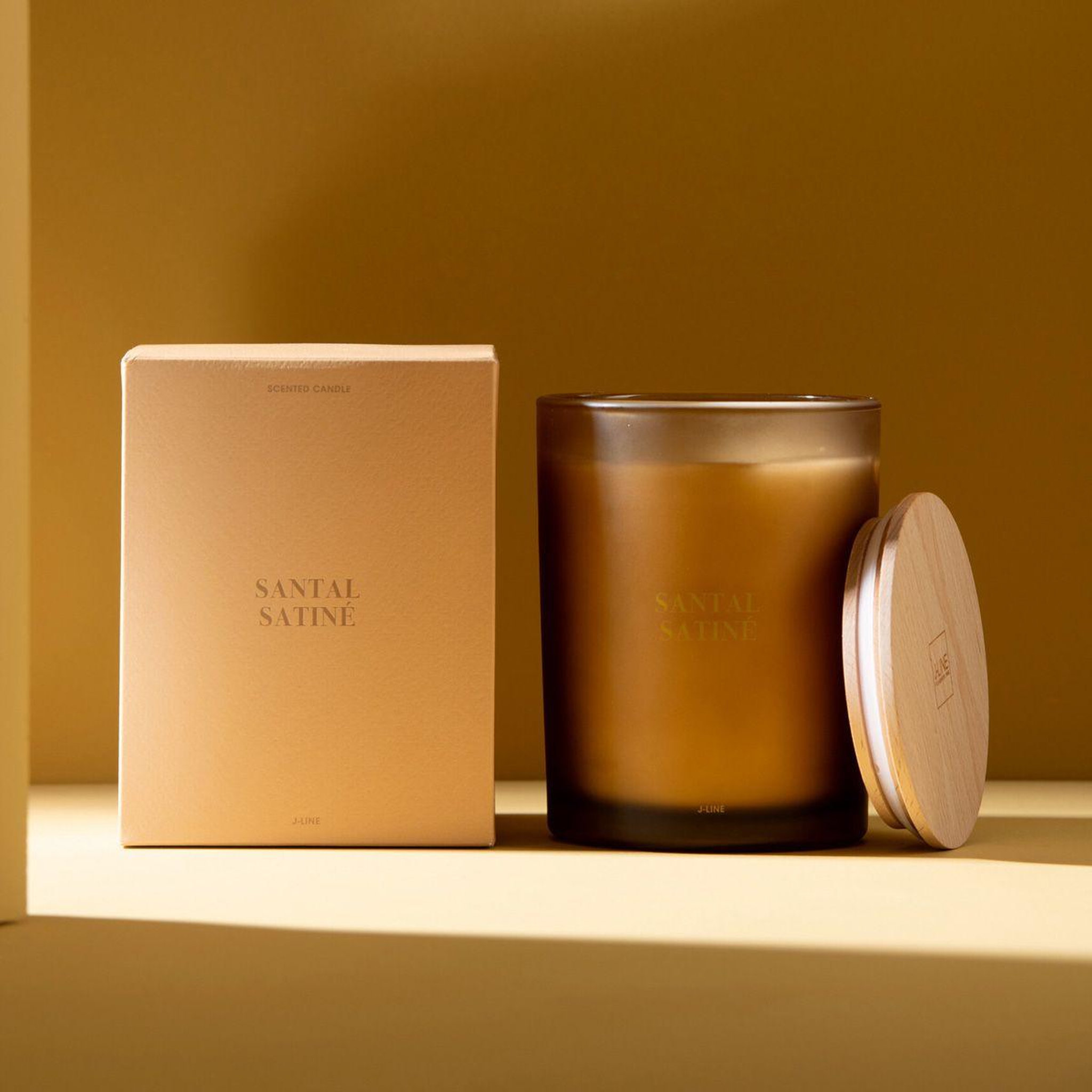 Voir la diapositive 5 : J-LINE Bougie parfumée  accords essentiels  14cm santal satiné