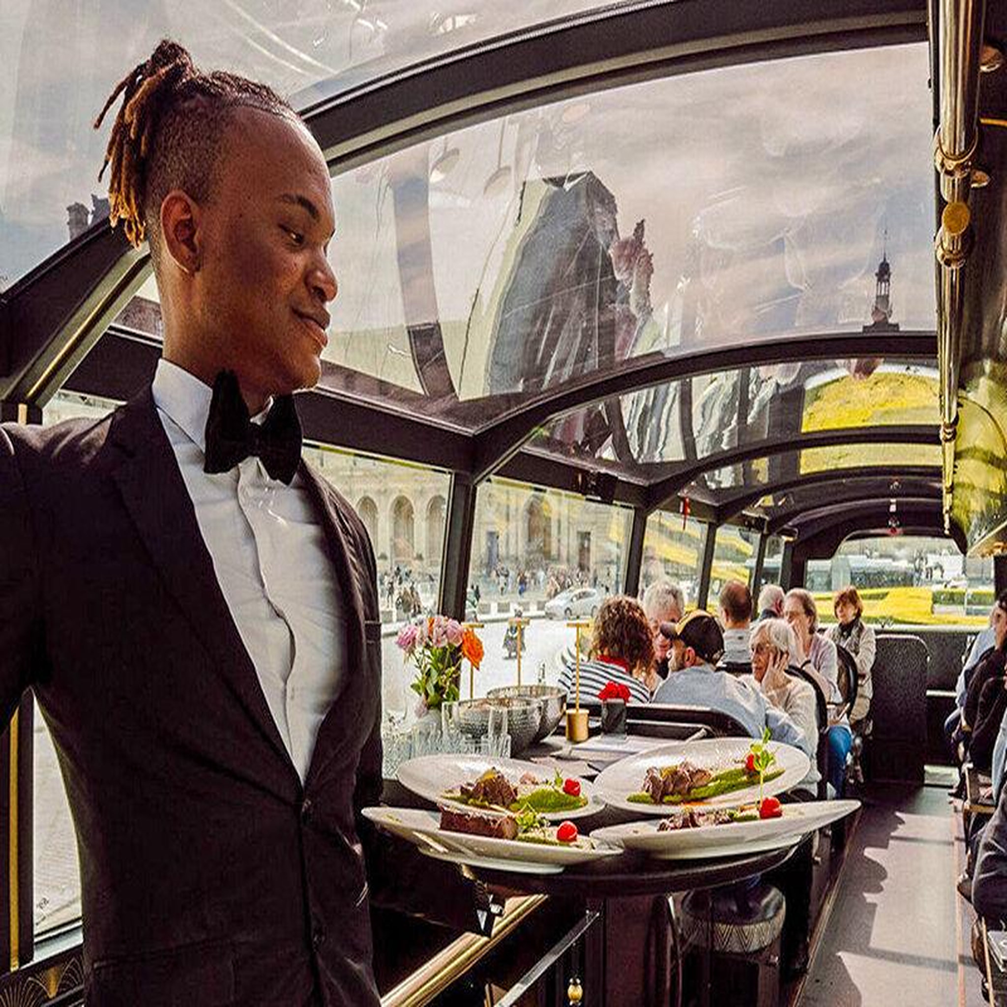 Voir la diapositive 2 : Smartbox Dîner insolite 3 plats avec visite de paris dans le bus à impériale le saint-germain 1920 - coffret cadeau gastronomie