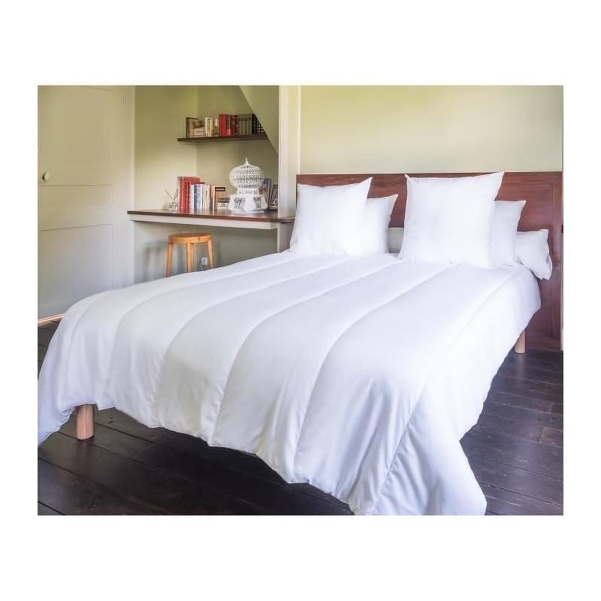 Voir la diapositive 2 : GENERIQUE Couette Temperee Microfibre 220x240cm
