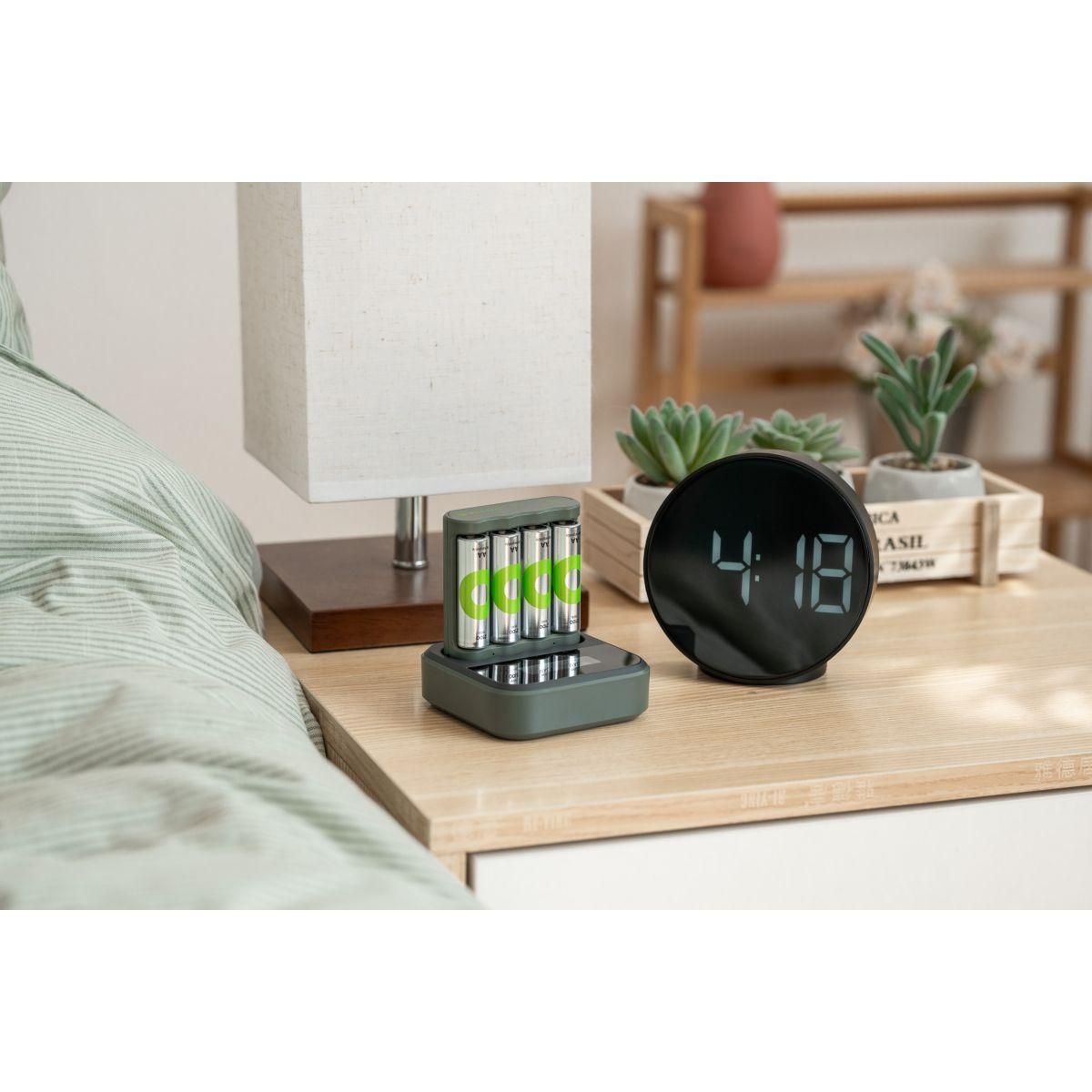 GP BATTERIES Chargeur secteur + LR06 AA x4 2100mAh + station de charge