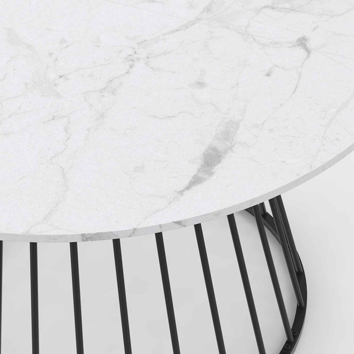 ID MARKET Table à manger ronde YUNA 6 personnes pied filaire en métal noir et plateau effet marbre blanc ALASKA 110 cm