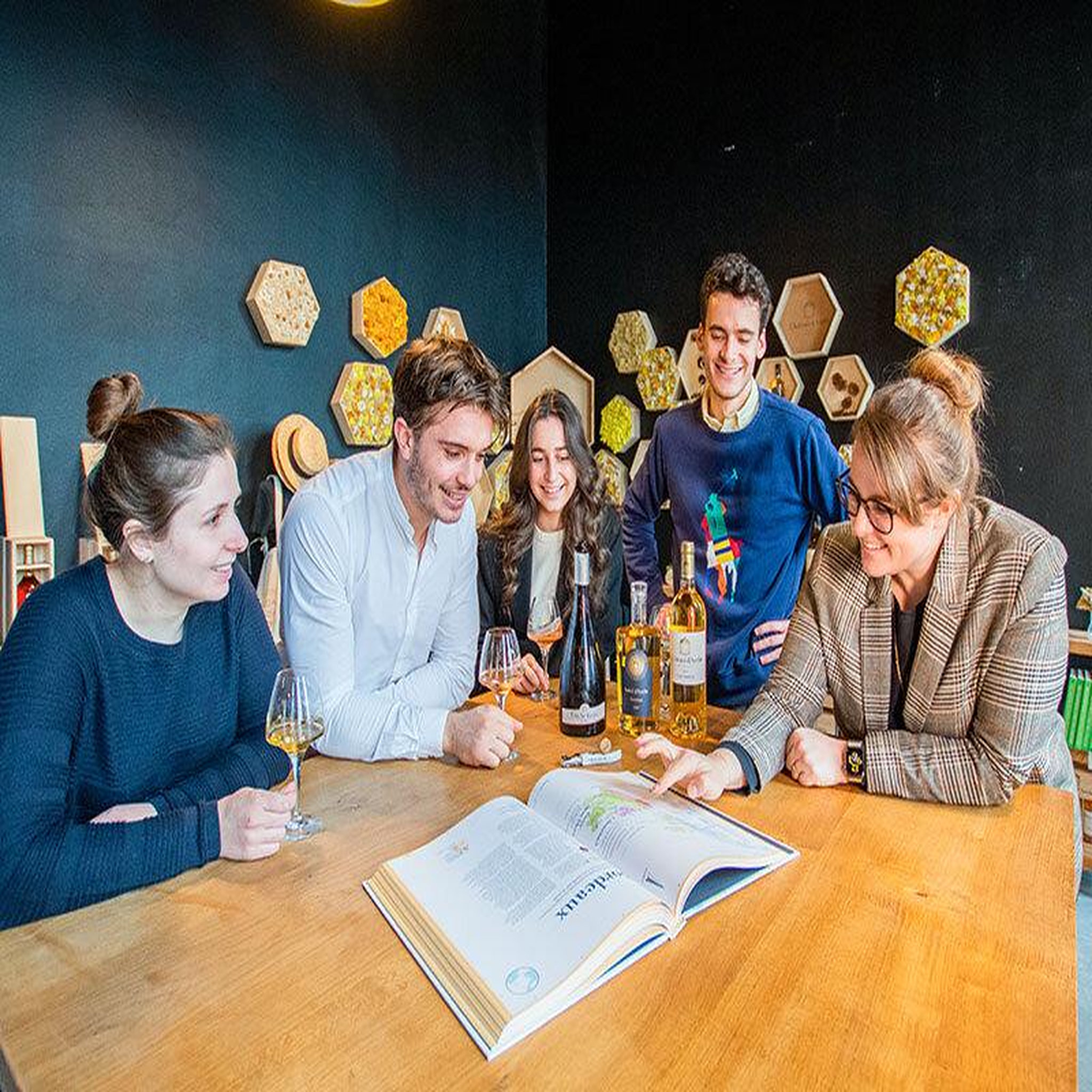 Voir la diapositive 2 : Smartbox Visite de chai avec dégustation de vin, pique-nique et location de vélos dans un château à sauternes - coffret cadeau gastronomie