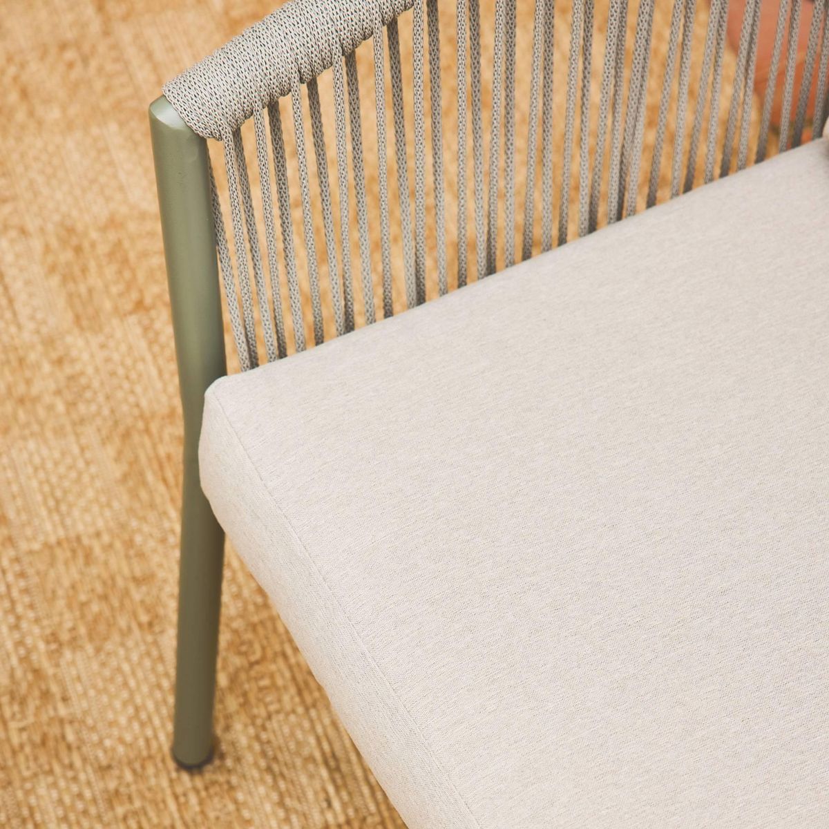 SWEEEK Salon de jardin beige MANTOVA en acier et cordes en résine. 4 places. un canapé. deux fauteuils. une table ronde