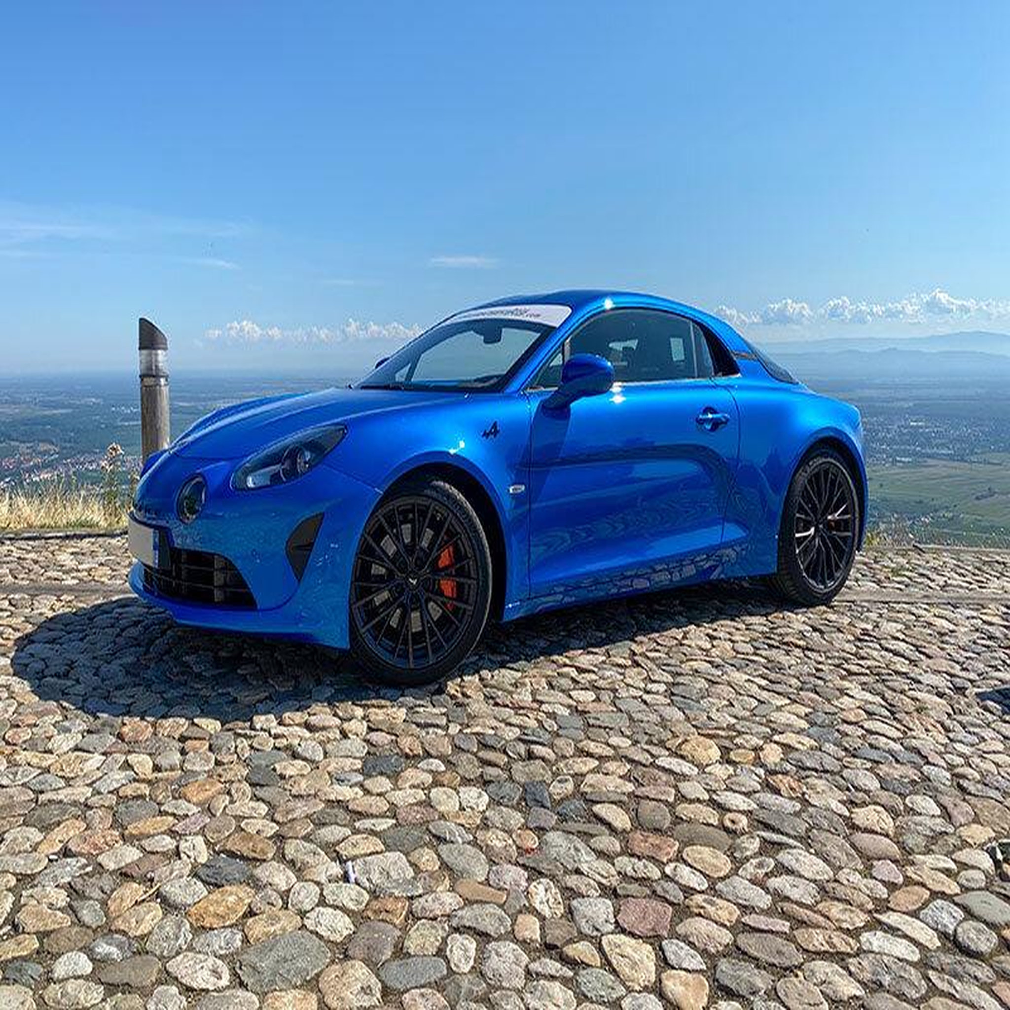 Voir la diapositive 4 : Smartbox Stage de pilotage : 2 tours sur le circuit de l'Anneau du Rhin en Alpine A110 S - Coffret Cadeau Sport & Aventure