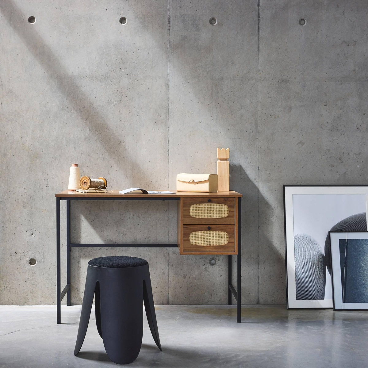 SWEEEK Bureau rétro décor bois et cannage avec piètement et poignées en métal noir