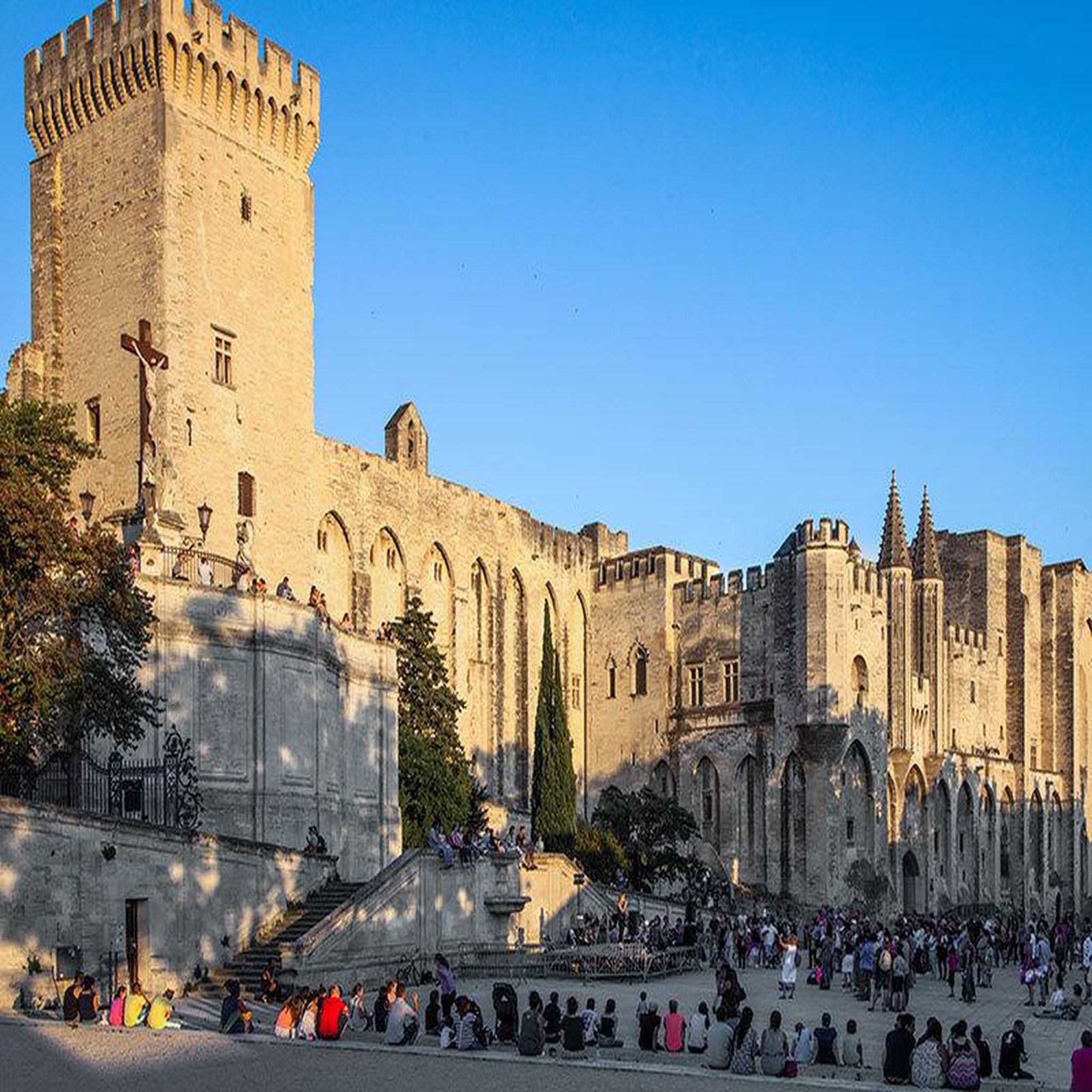 Voir la diapositive 2 : Smartbox Sortie culture : 2 entrées adulte pour le Palais des Papes et le pont d'Avignon - Coffret Cadeau Sport & Aventure