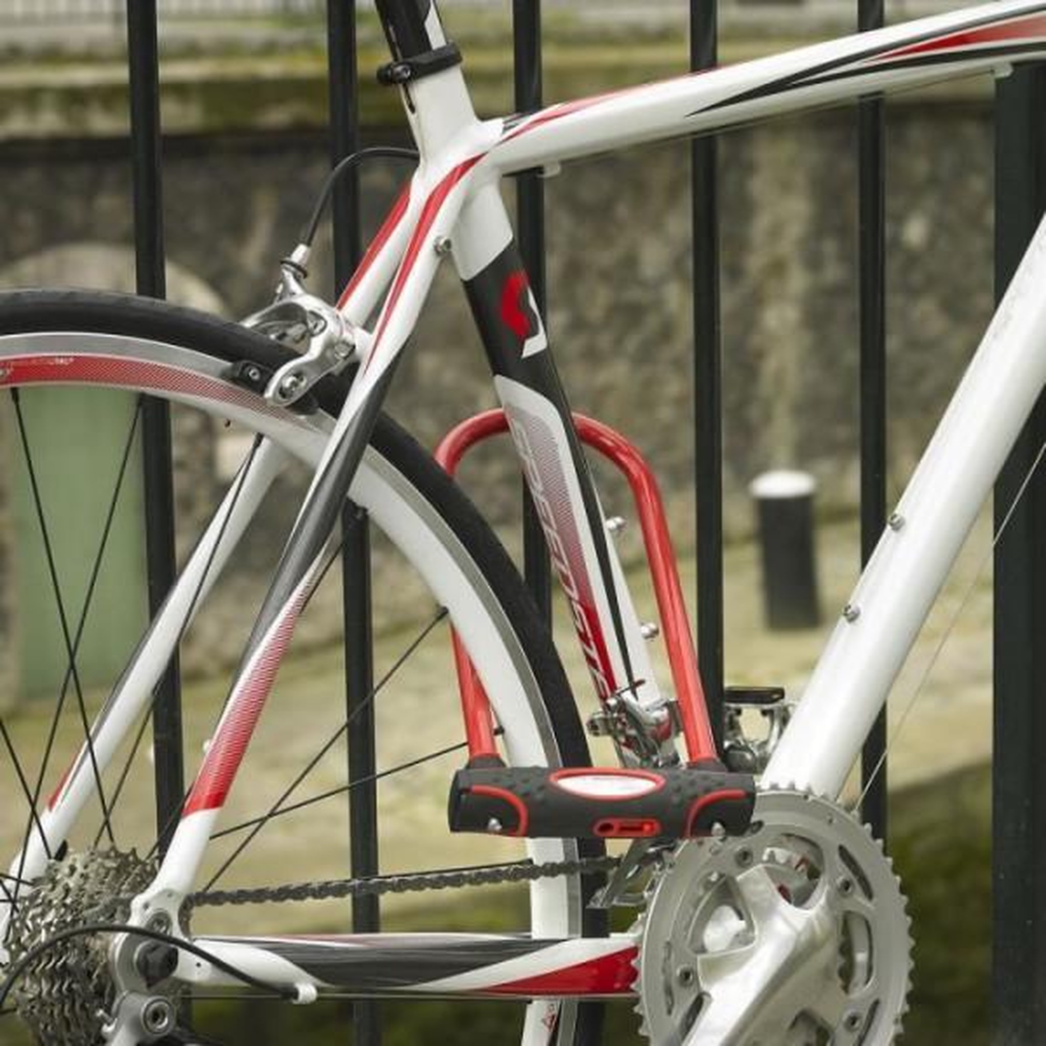 Voir la diapositive 3 : Master lock MASTER LOCK Antivol Vélo U [A Clé] [Support de Vélo Universel] [Antivol Certifié] [Rouge] 8195EURDPROCOLR