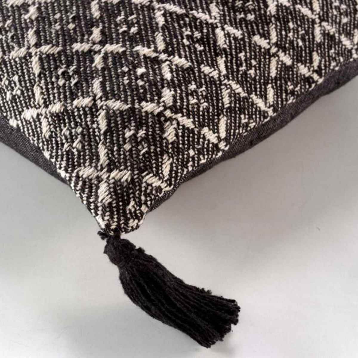 Paris Prix Coussin Déco à Pompons  Janna  40x40cm Noir