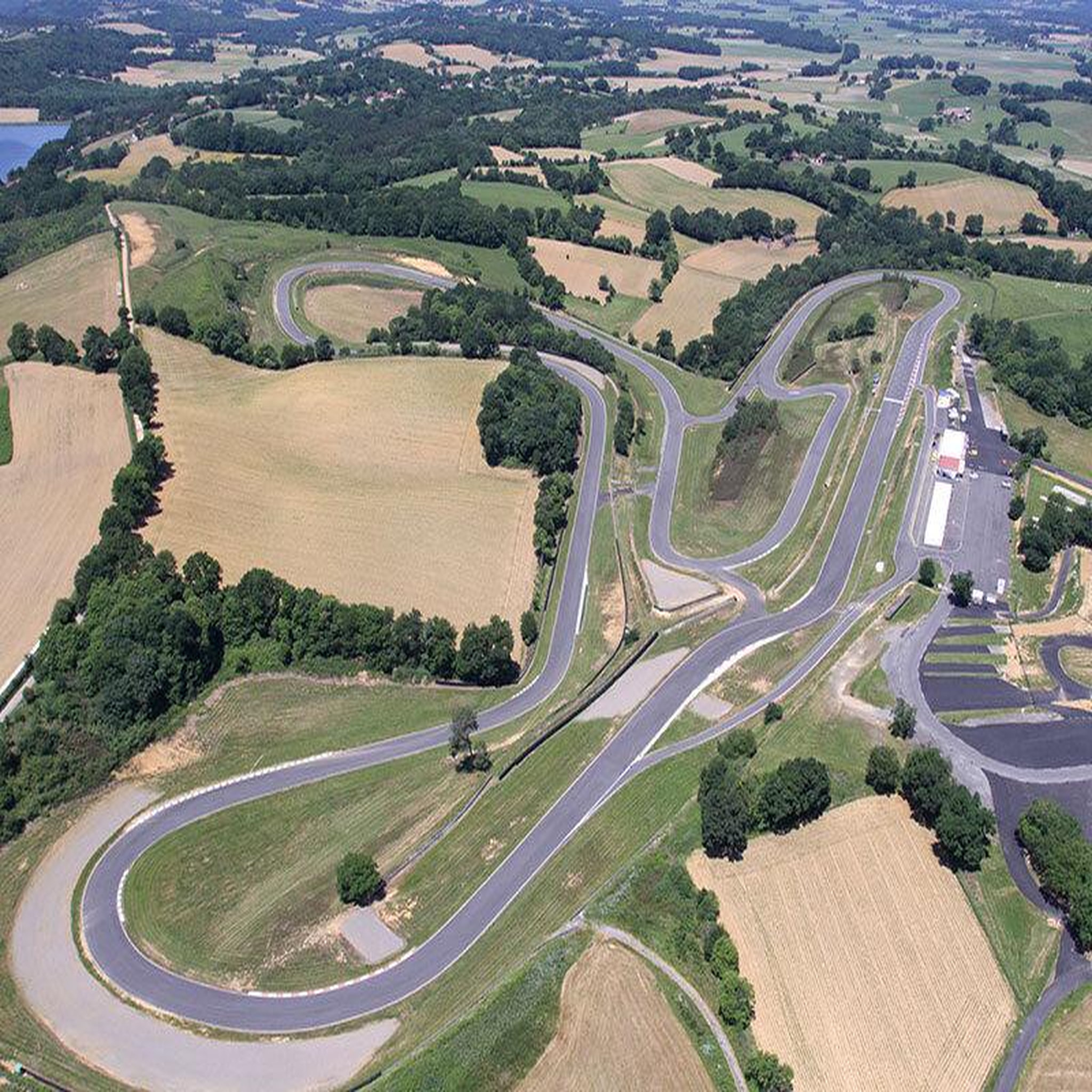 Voir la diapositive 3 : Smartbox Stage de pilotage : 6 tours sur le circuit de Pau-Arnos en Formule 3 - Coffret Cadeau Sport & Aventure