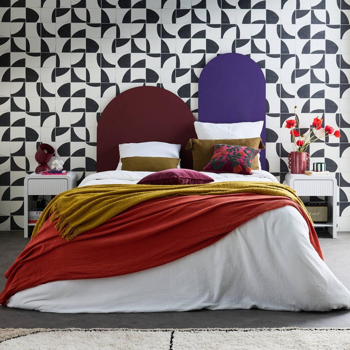 SWEEEK Lot de 2 tables de chevet effet bois blanc rainuré 1 tiroir. 1 étagère