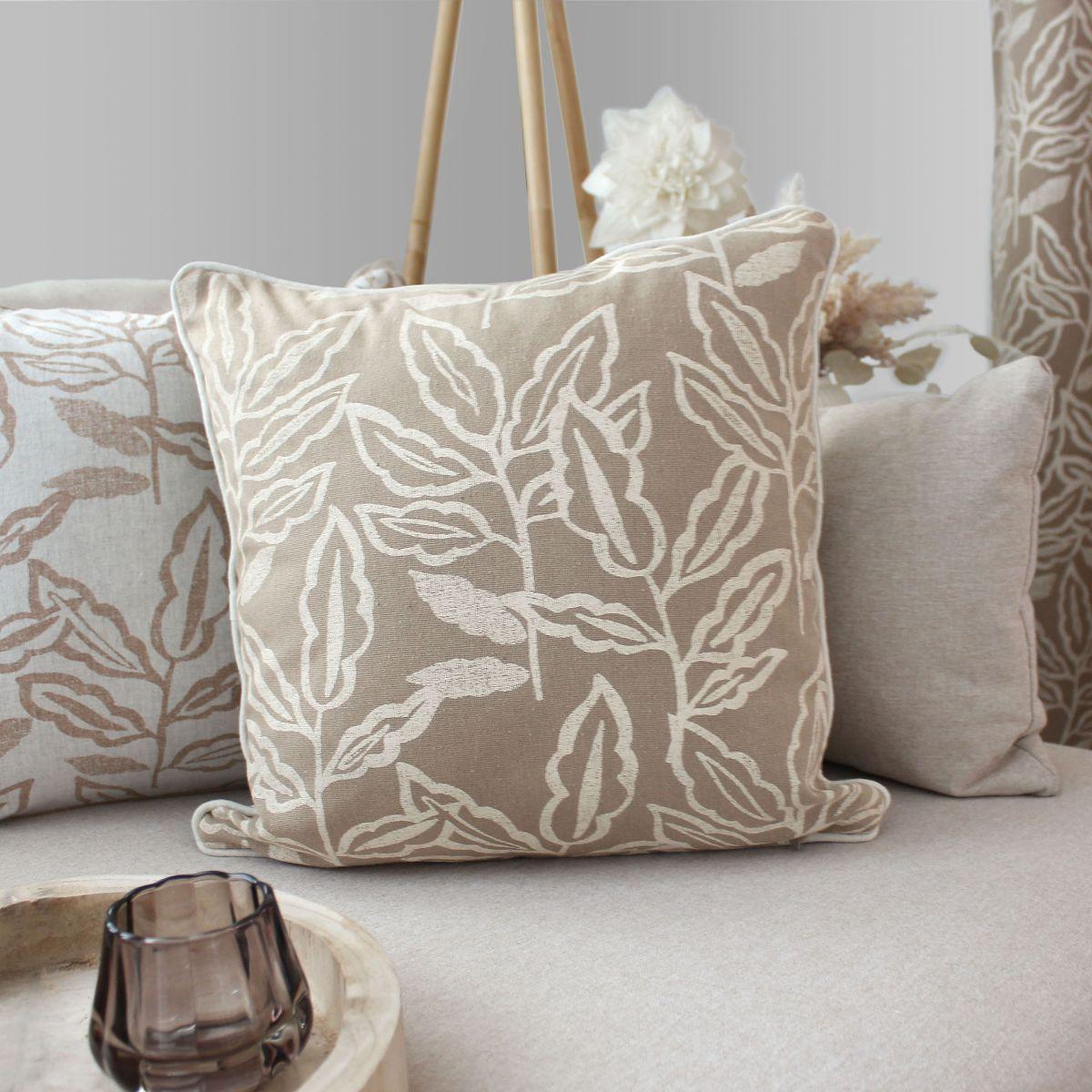 Voir la diapositive 4 : ENJOY HOME Coussin déco à motifs  lodge  40x40cm naturel
