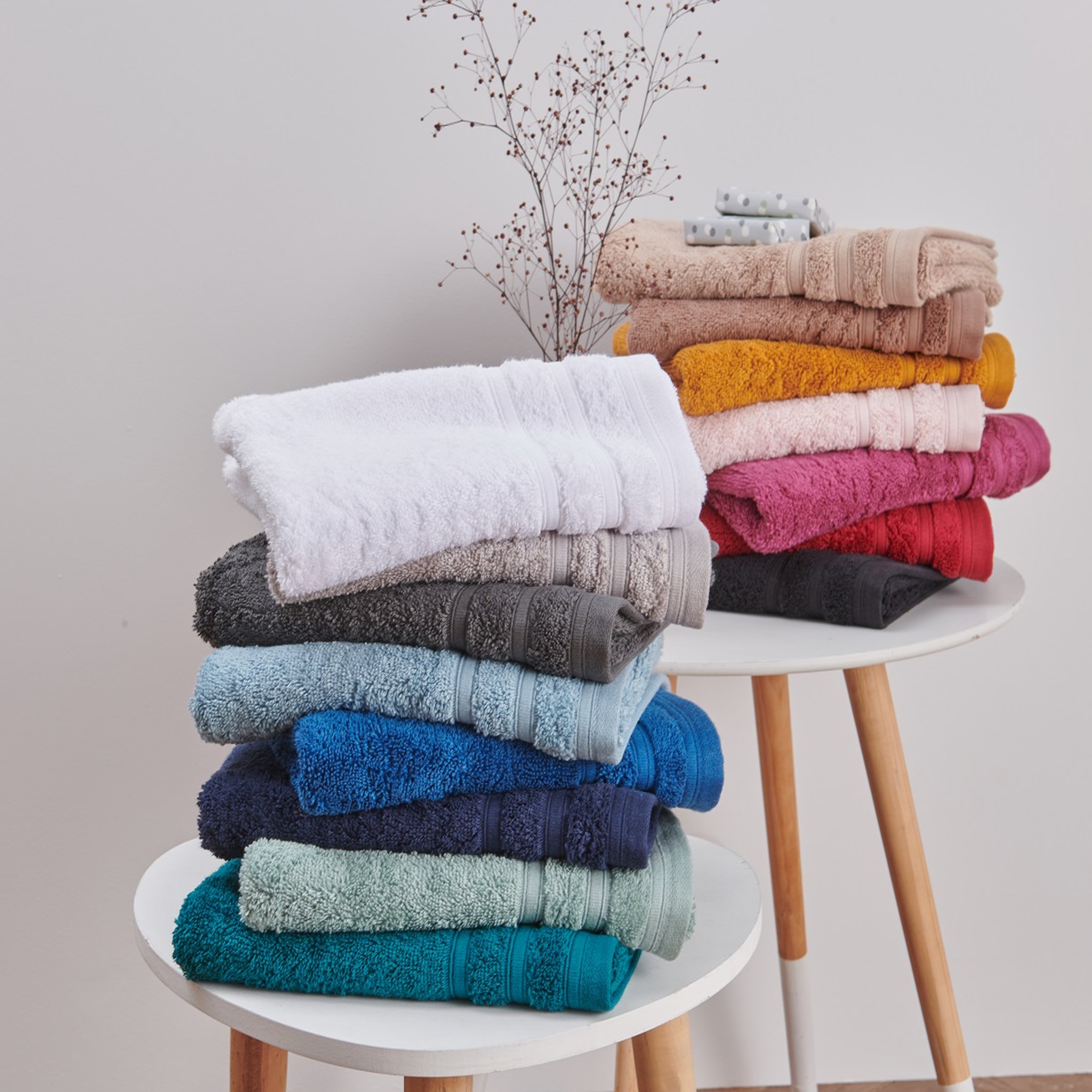 Voir la diapositive 3 : ACTUEL  Serviette de toilette unie en coton bouclé 500 gr/m2