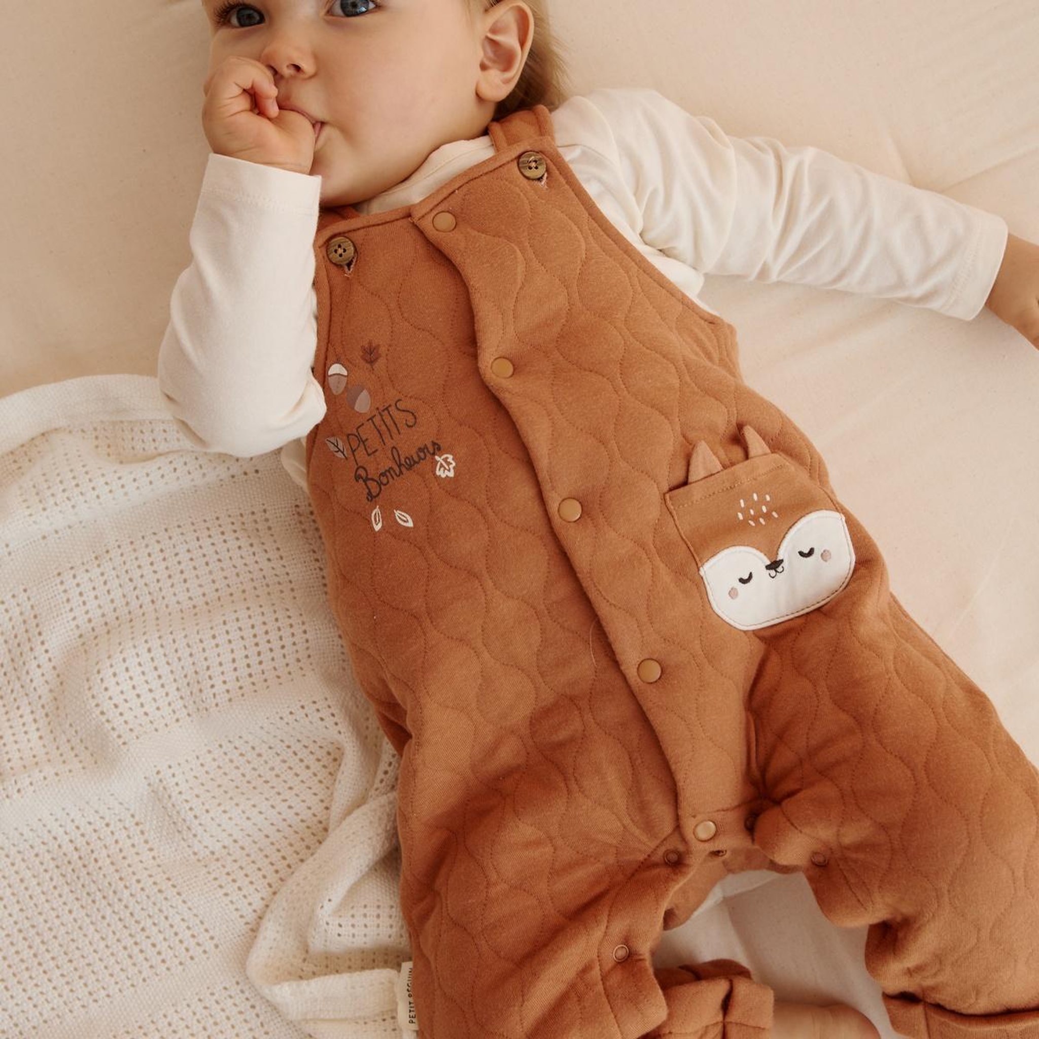 Voir la diapositive 6 : PETIT BEGUIN Ensemble salopette bébé matelassé et t-shirt caramel