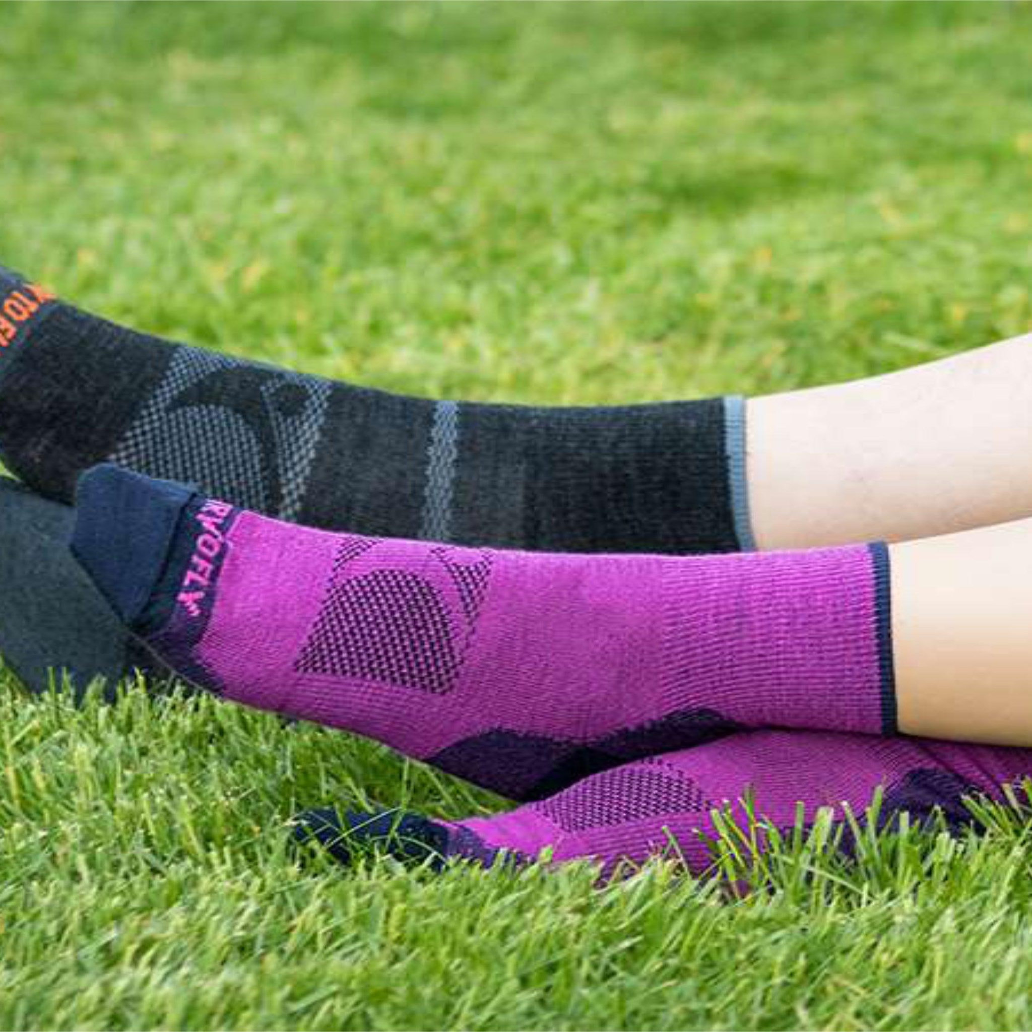 Voir la diapositive 2 : TRY TO FLY Chaussettes de randonnée courtes fines laine mérinos fuchsia