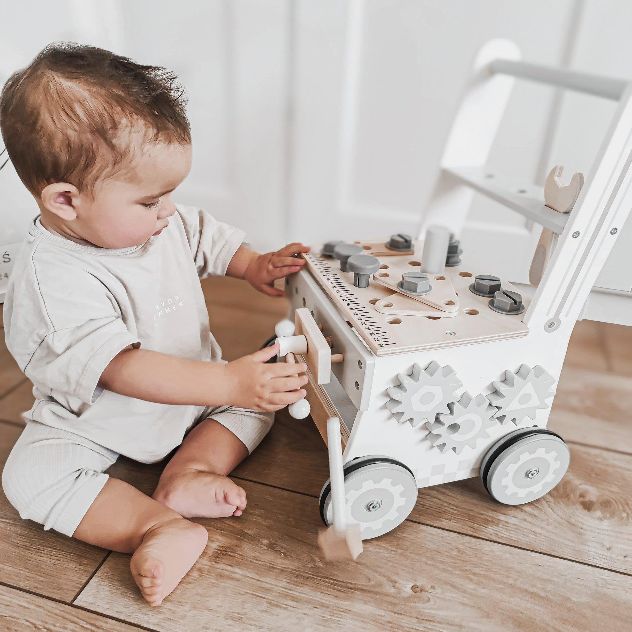Voir la diapositive 3 : MAMABRUM Établi Enfant Atelier Bois, 3 en 1 Trotteur Bébé Multifonction, Pousse Pousse avec Barre & Roues