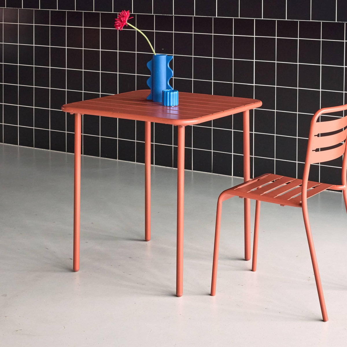 SWEEEK Table de jardin métal 2 places, Amelia 70 x 70cm