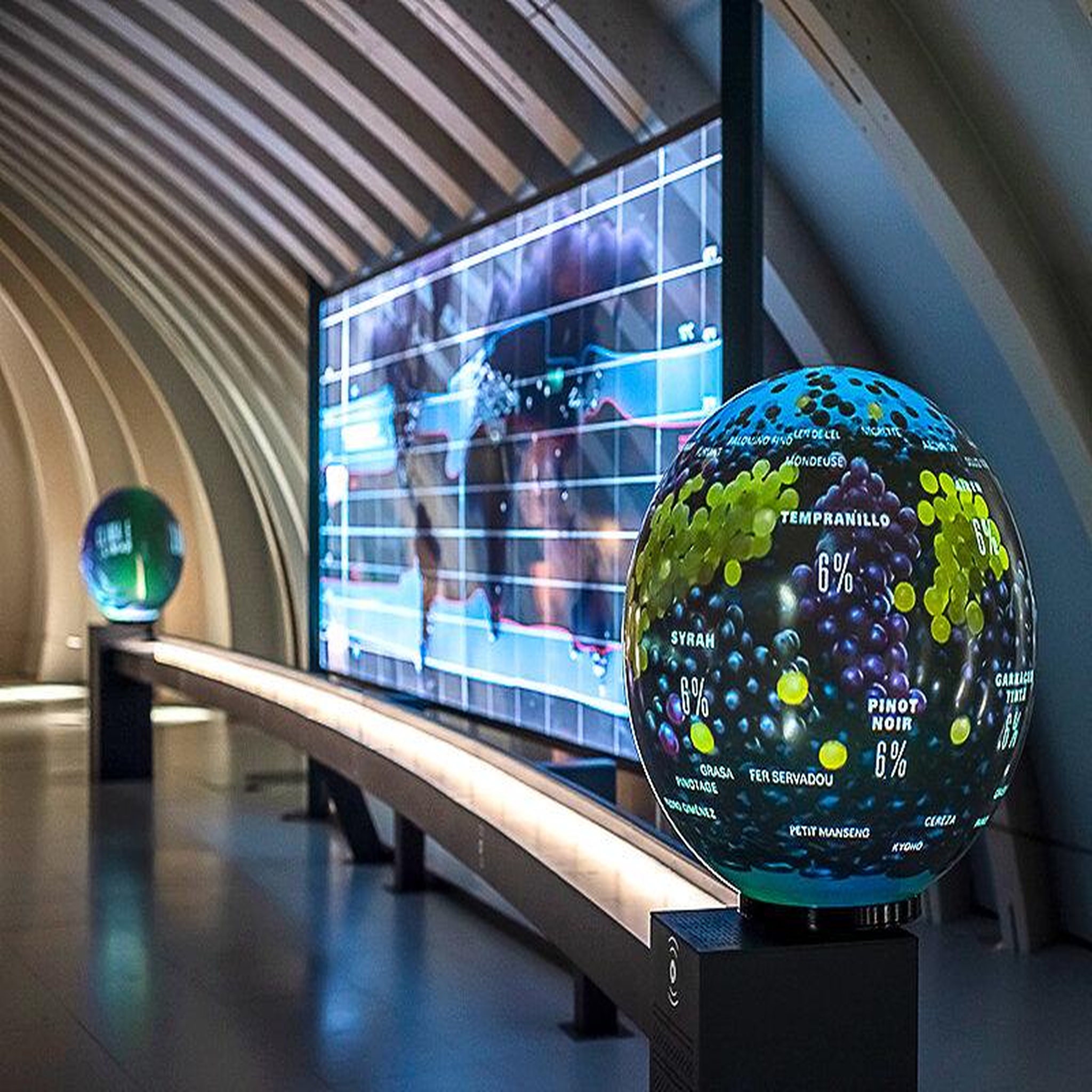 Voir la diapositive 3 : Smartbox Visite culturelle à bordeaux : 2 billets adulte coupe-file pour la cité du vin - coffret cadeau sport & aventure