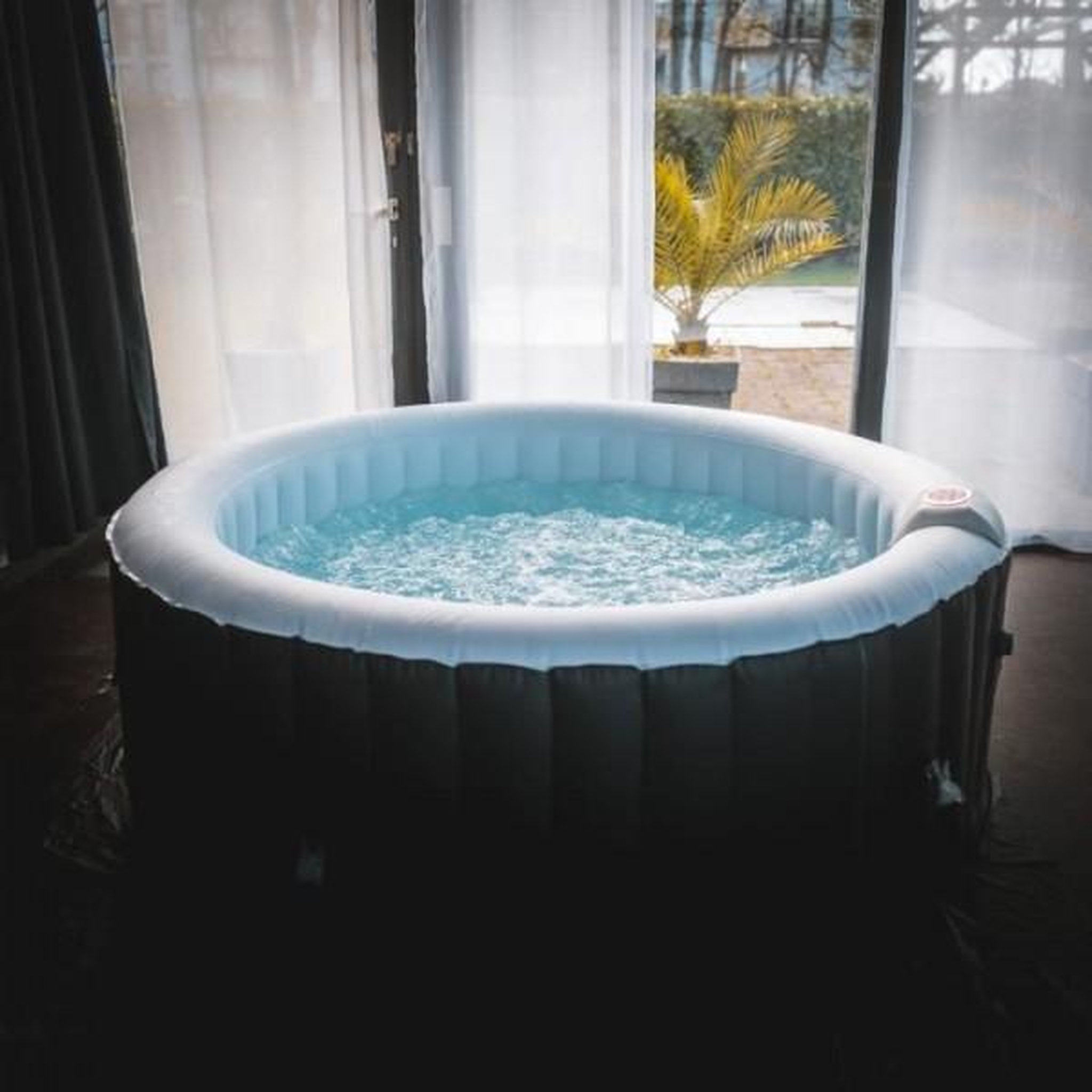 Voir la diapositive 2 : SUNSPA Spa gonflable SUNSPA - AS04 - 185 x 65 cm - 4 places - Rond (Livé avec filtre, cadenas, tapis de sol et couverture)
