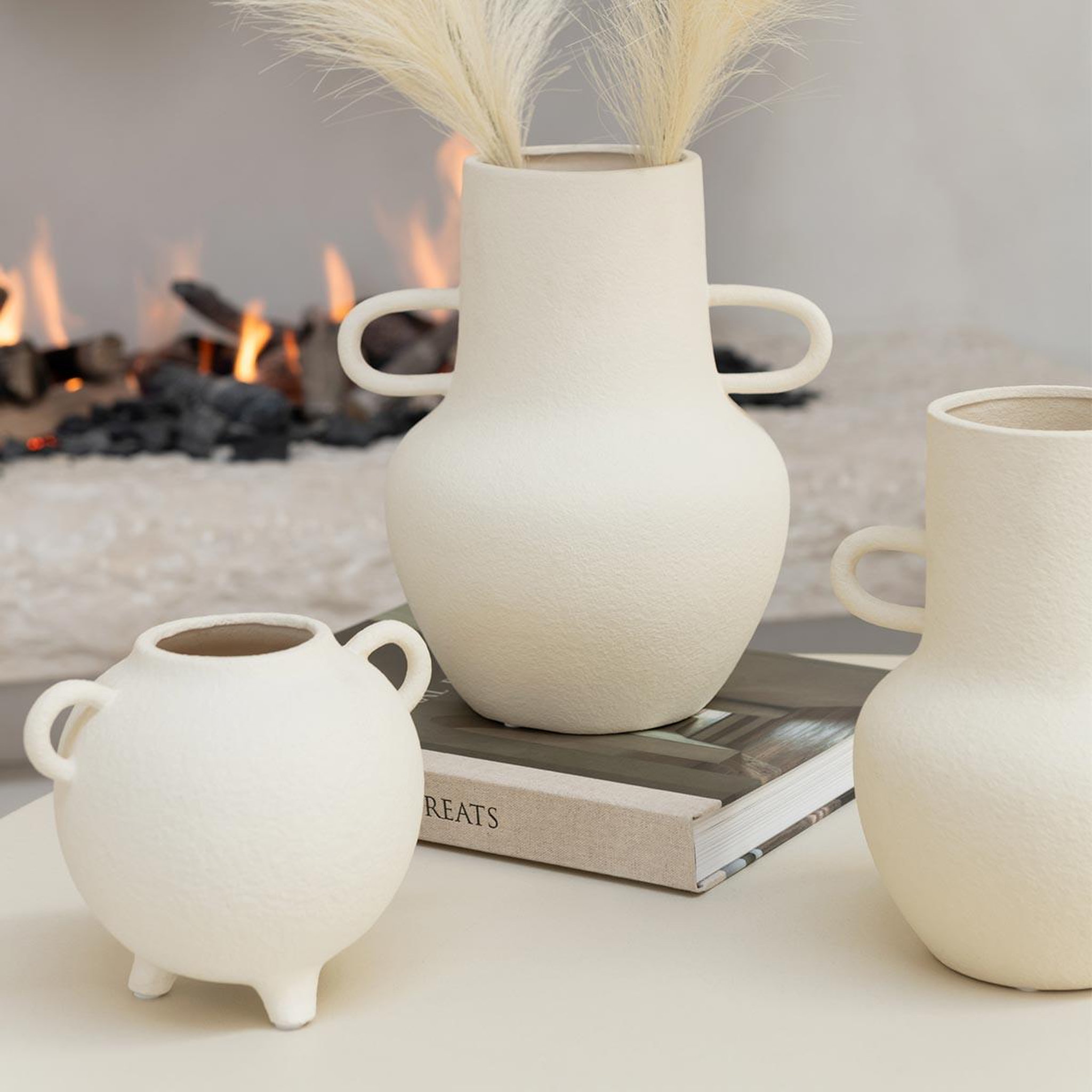 Voir la diapositive 2 : J-LINE Vase cruche 2 anses  dwight  16cm beige