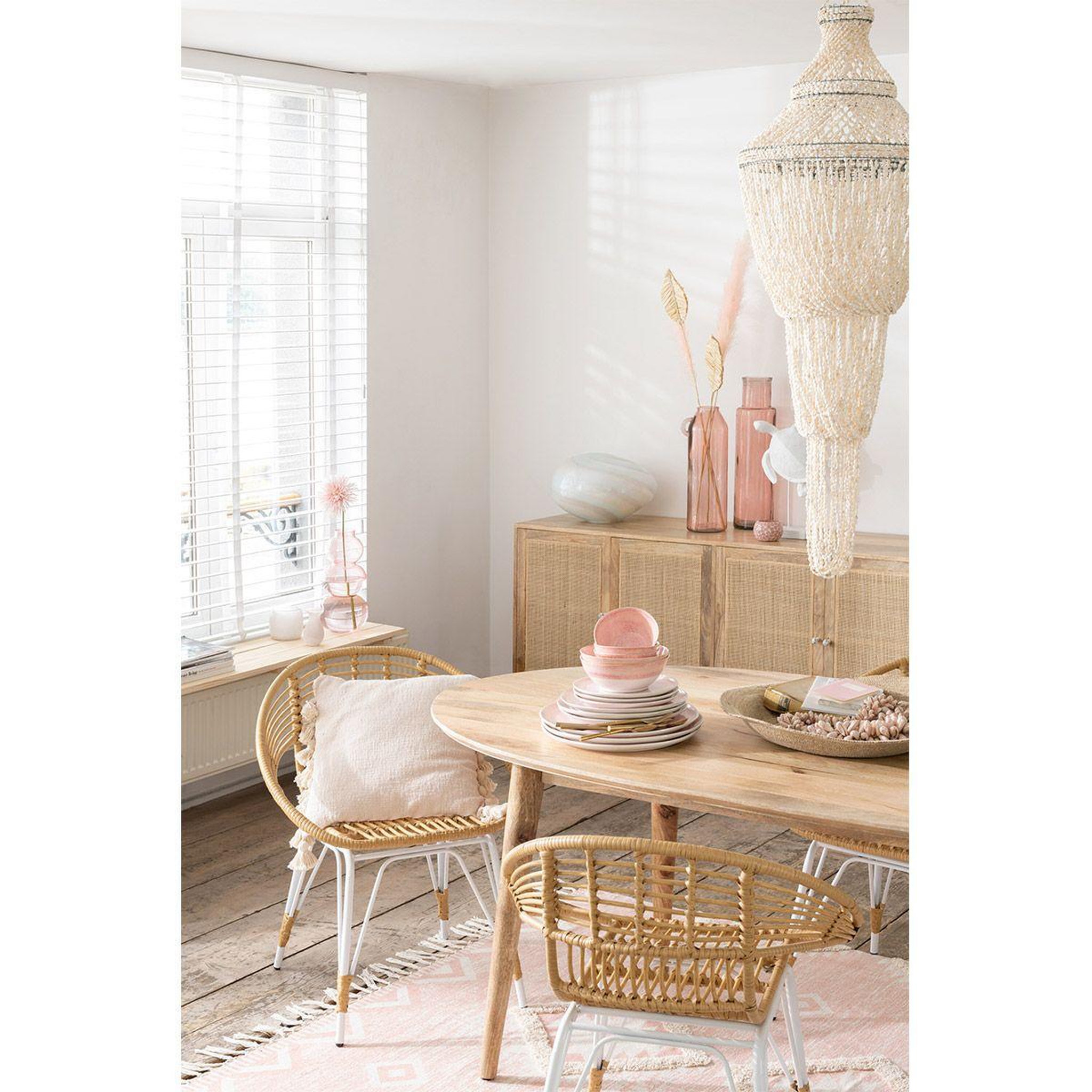 Voir la diapositive 4 : J-LINE Lampe suspension coquillage  daisy  176cm naturel