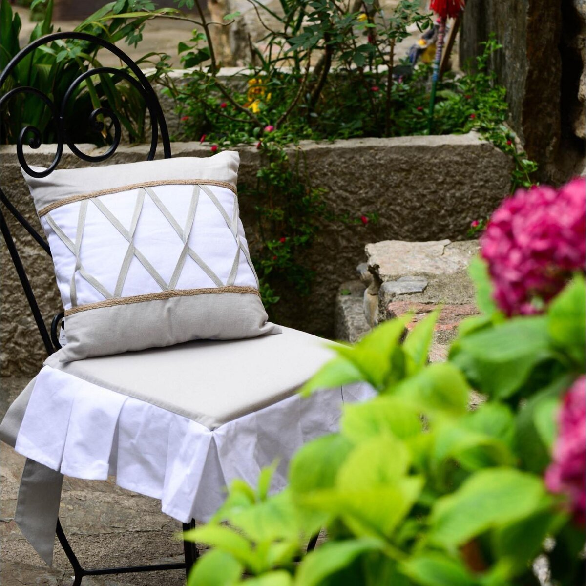 SOLEIL D'OCRE Dessus de chaise à volants 40x40x3 cm AUDE, par Soleil d'Ocre