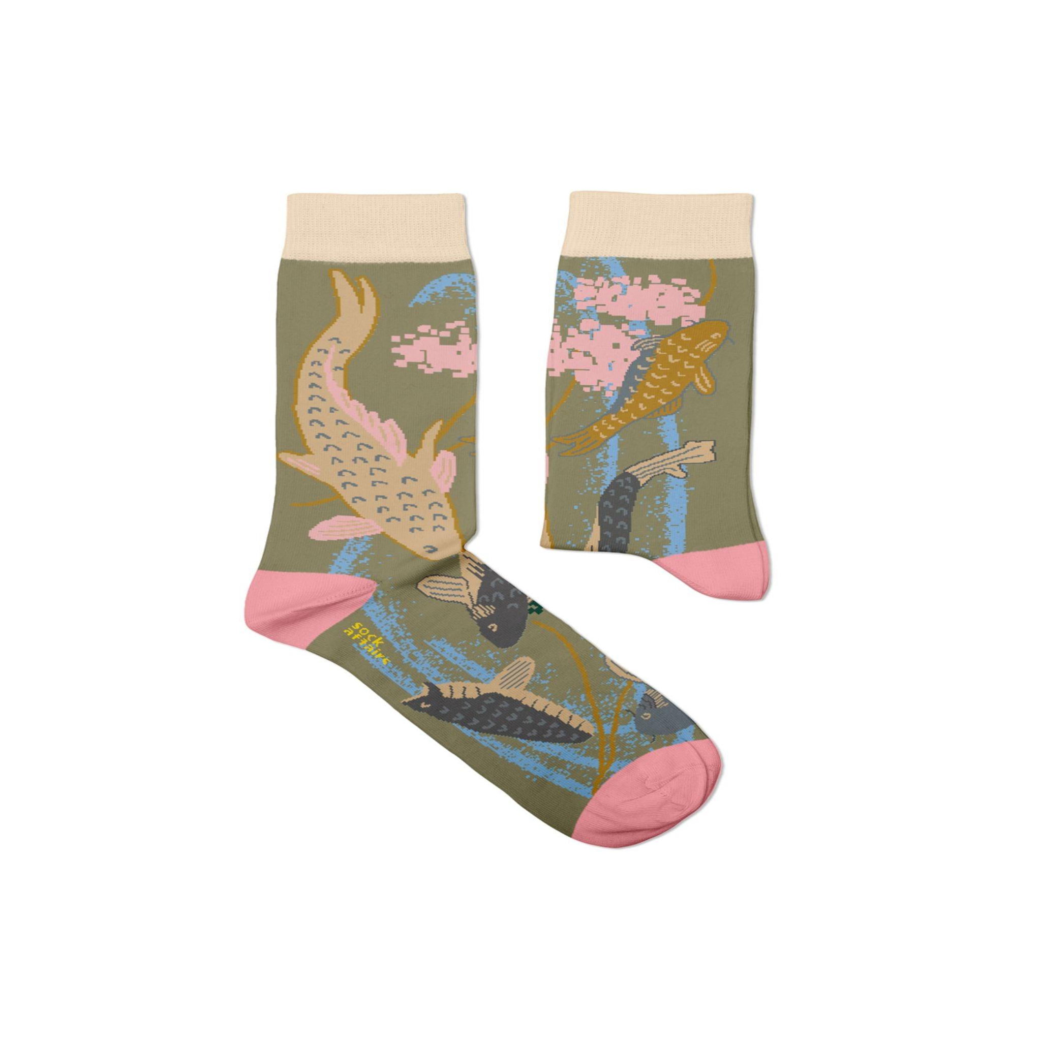 SOCK AFFAIRS Chaussettes carpes nageant, tsukioka yoshitoshi. Coloris disponibles : Vert