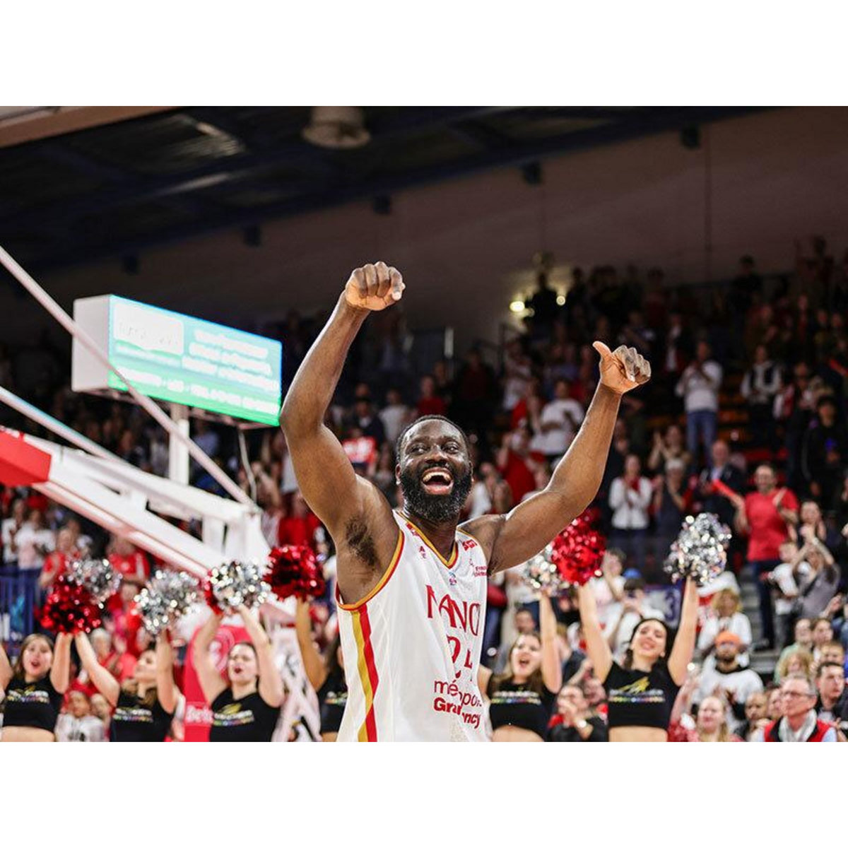 Smartbox Billet VIP bord de terrain pour un match du SLUC Nancy basket avec buffet pour 2 personnes - Coffret Cadeau Sport & Aventure