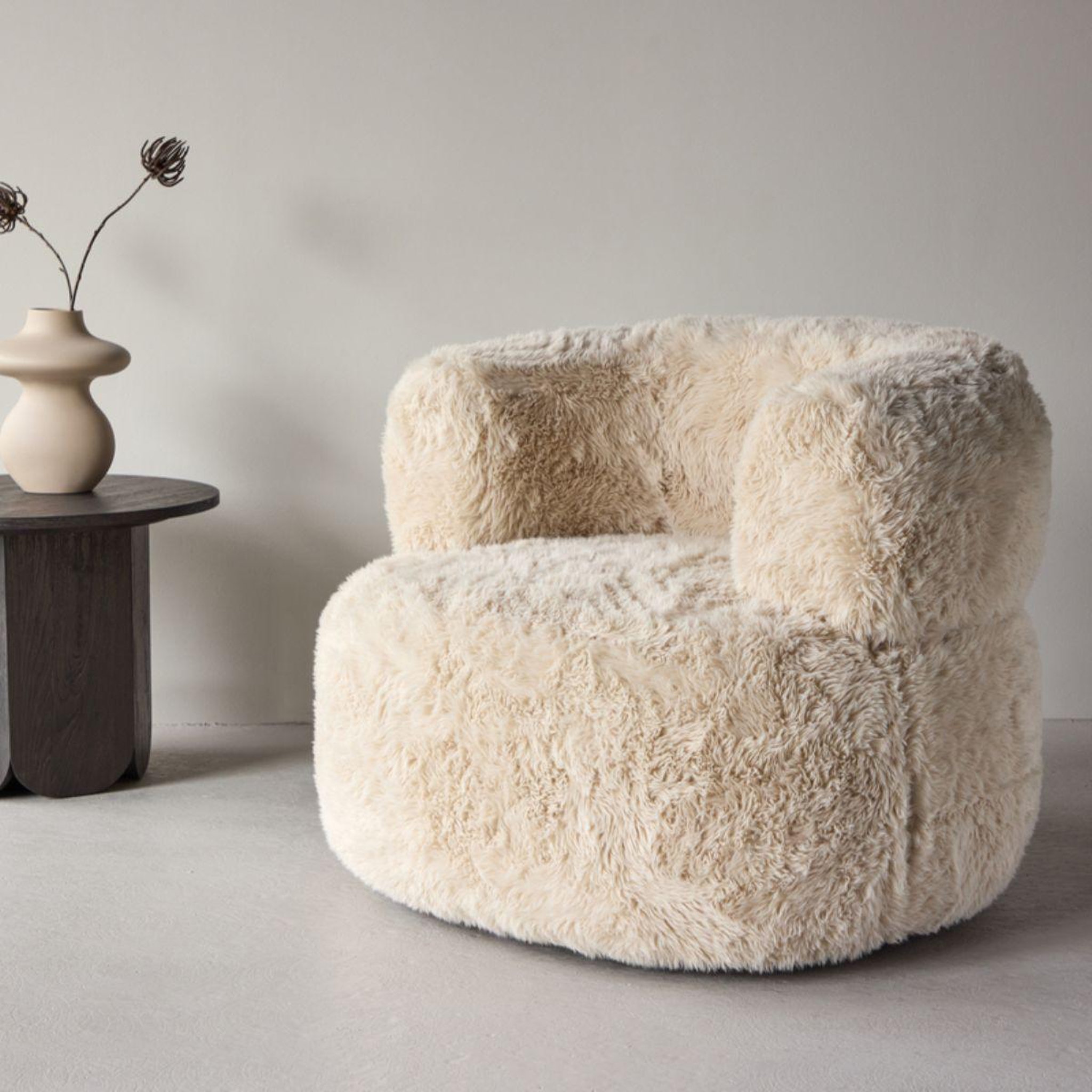 Voir la diapositive 6 : Paris Prix Fauteuil design effet fourrure  gert  87cm blanc