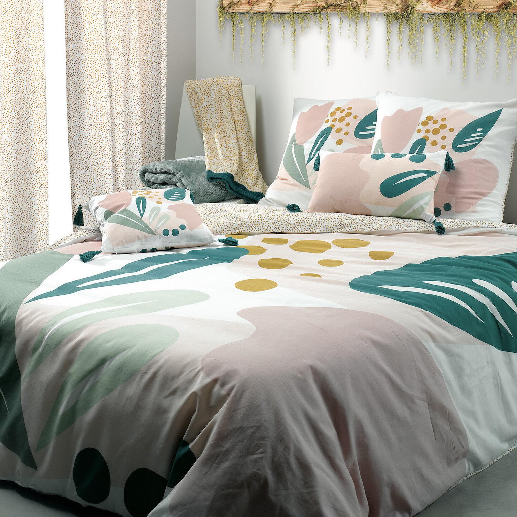 Voir la diapositive 3 : Les Ateliers du Linge Coussin alma imprime reversible dehoussable avec pompons