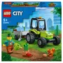 LEGO City 60390 Le Tracteur Forestier, Jouet avec Remorque, Construction de Véhicule Agricole, Figurines Animaux et Minifigurine Jardinier