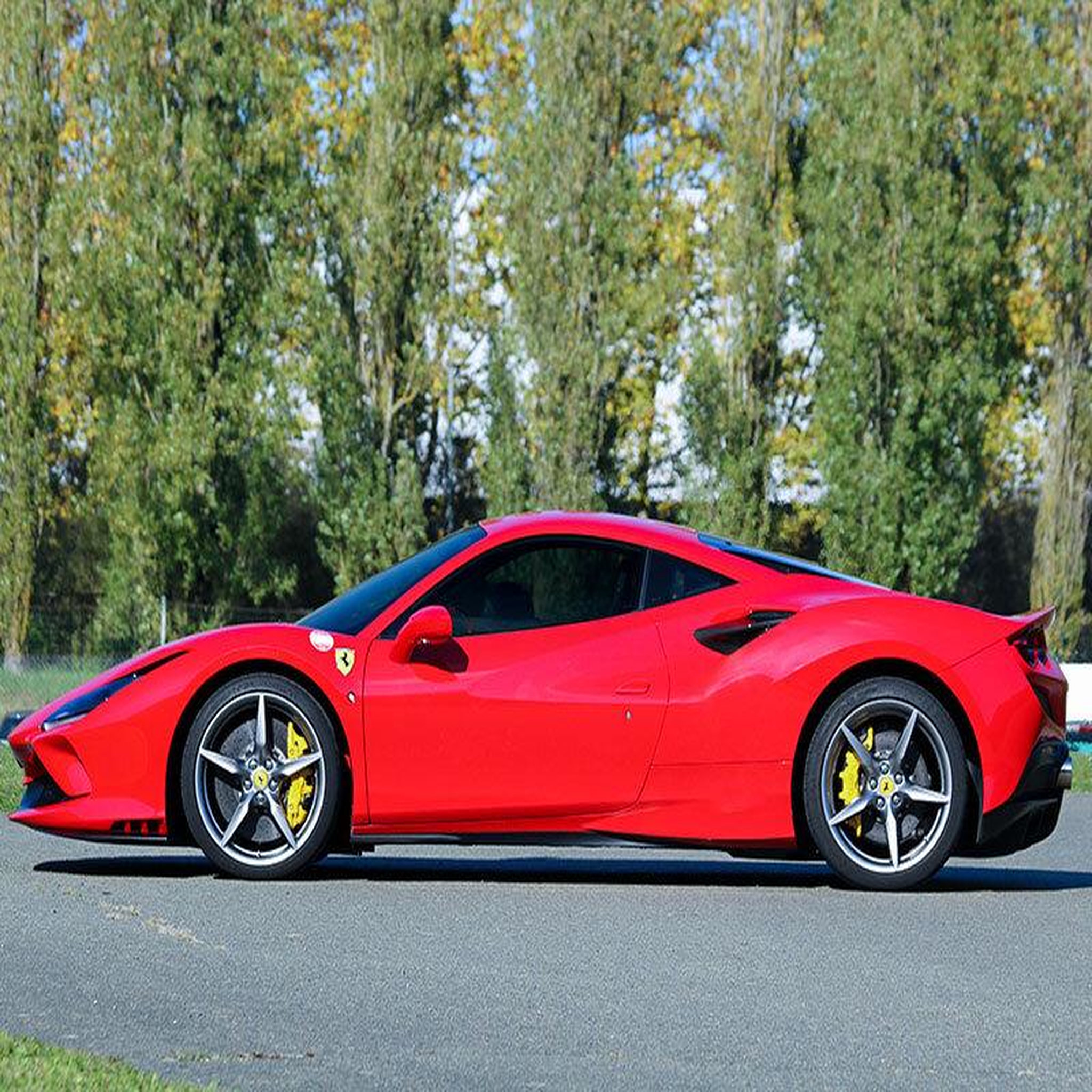 Voir la diapositive 3 : Smartbox Stage de pilotage : 4 tours sur le circuit de Pouilly-en-Auxois en Ferrari F8 Tributo - Coffret Cadeau Sport & Aventure