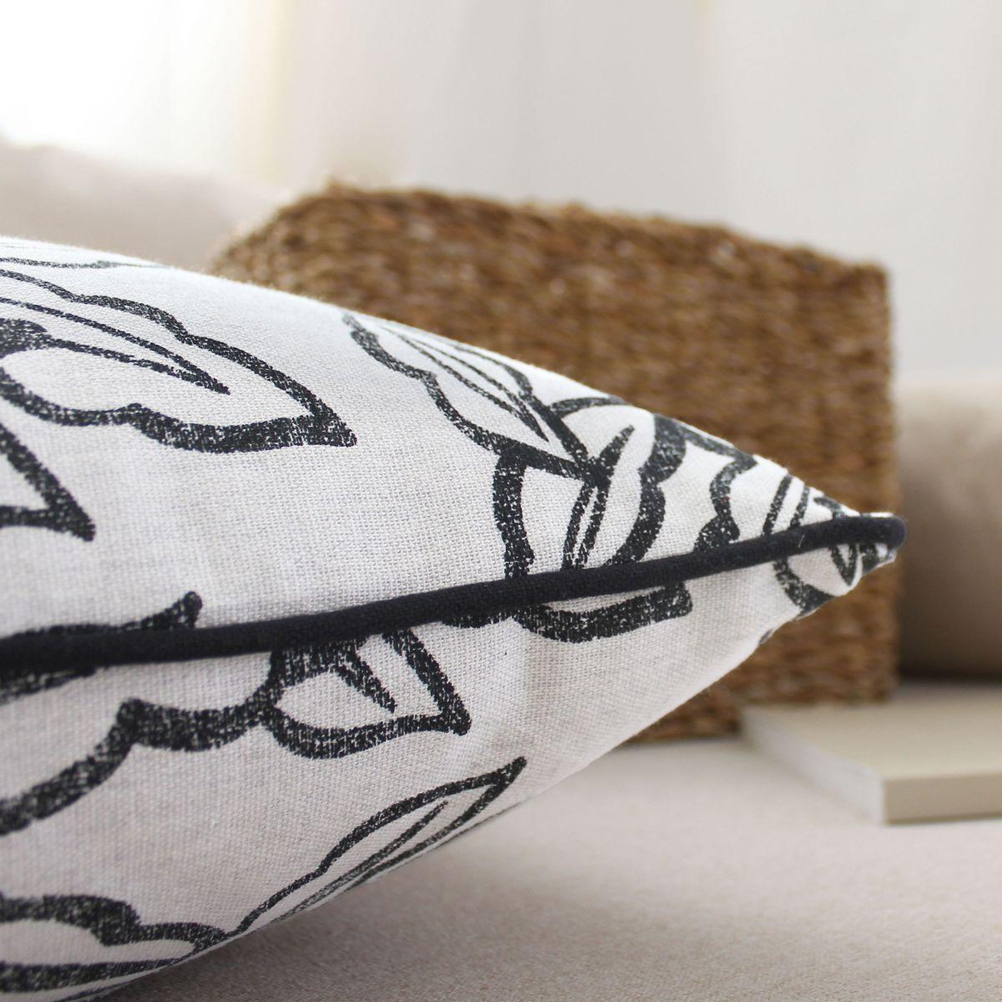 Voir la diapositive 2 : ENJOY HOME Coussin déco à motifs  lodge  40x40cm écru & noir