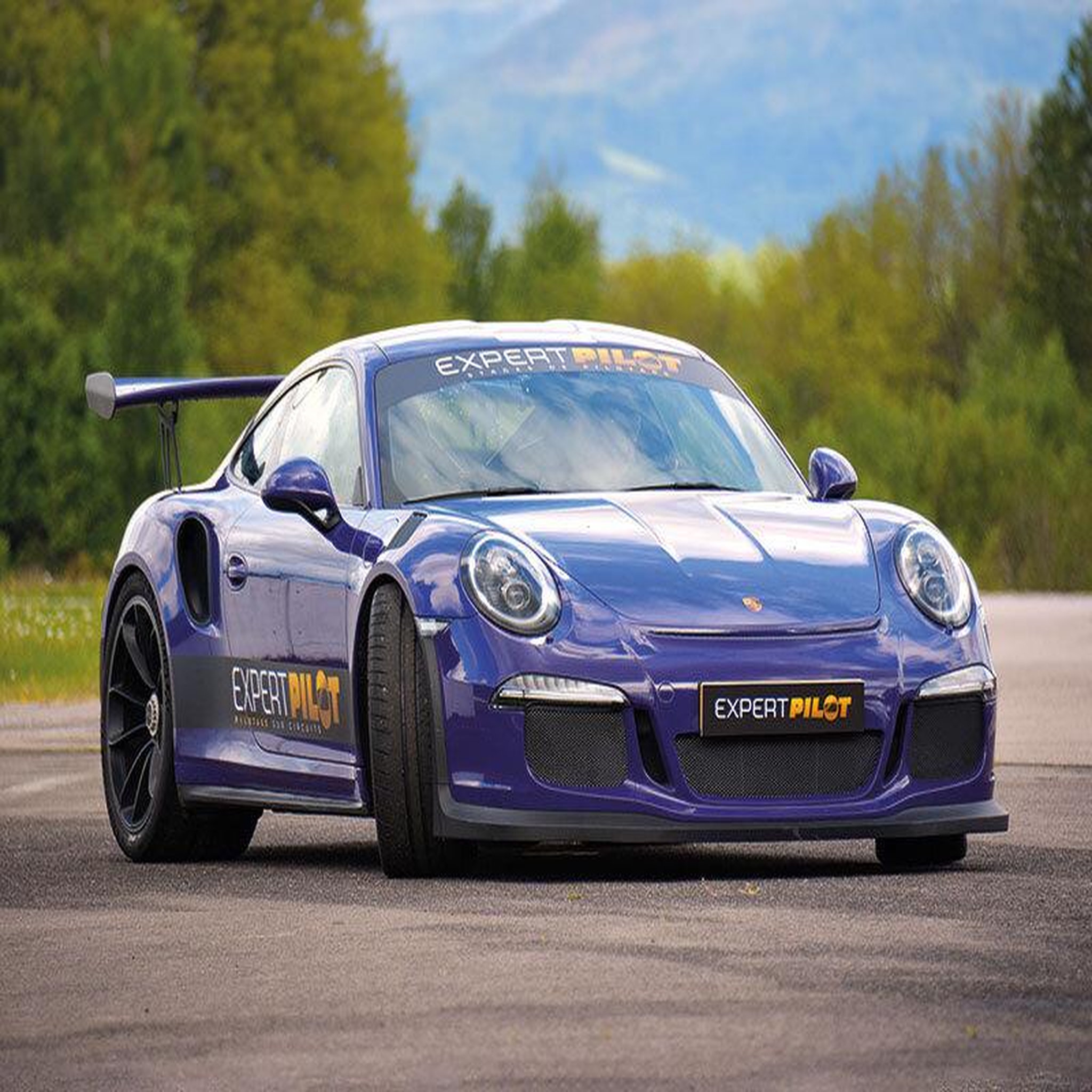 Voir la diapositive 3 : Smartbox Pilotage 2 tours du circuit geoparc au volant d'une lamborghini, d'une ferrari ou d'une porsche - coffret cadeau sport & aventure