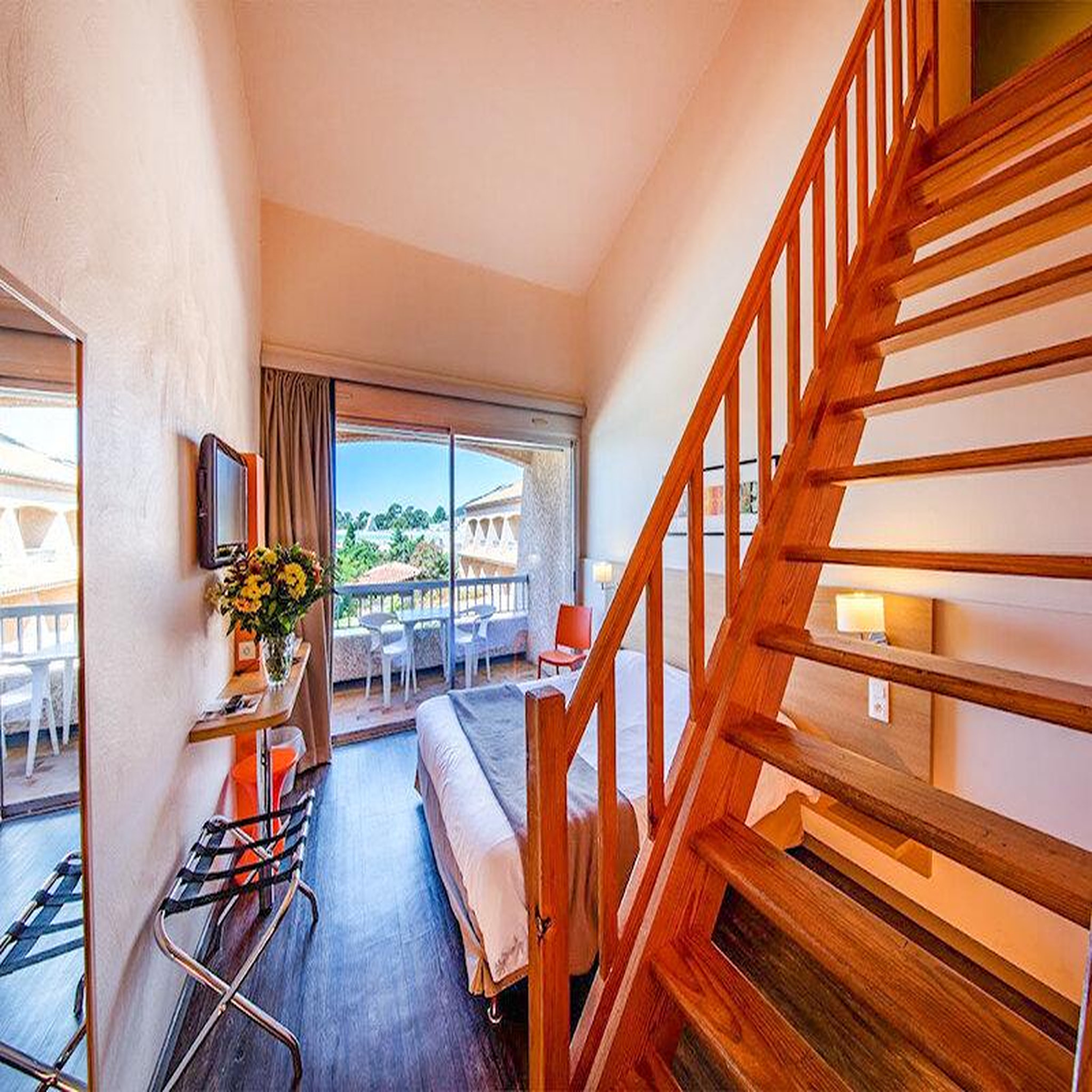 Voir la diapositive 2 : Smartbox Escapade ensoleillée en famille : 2 jours en chambre duplex près de toulon - coffret cadeau séjour