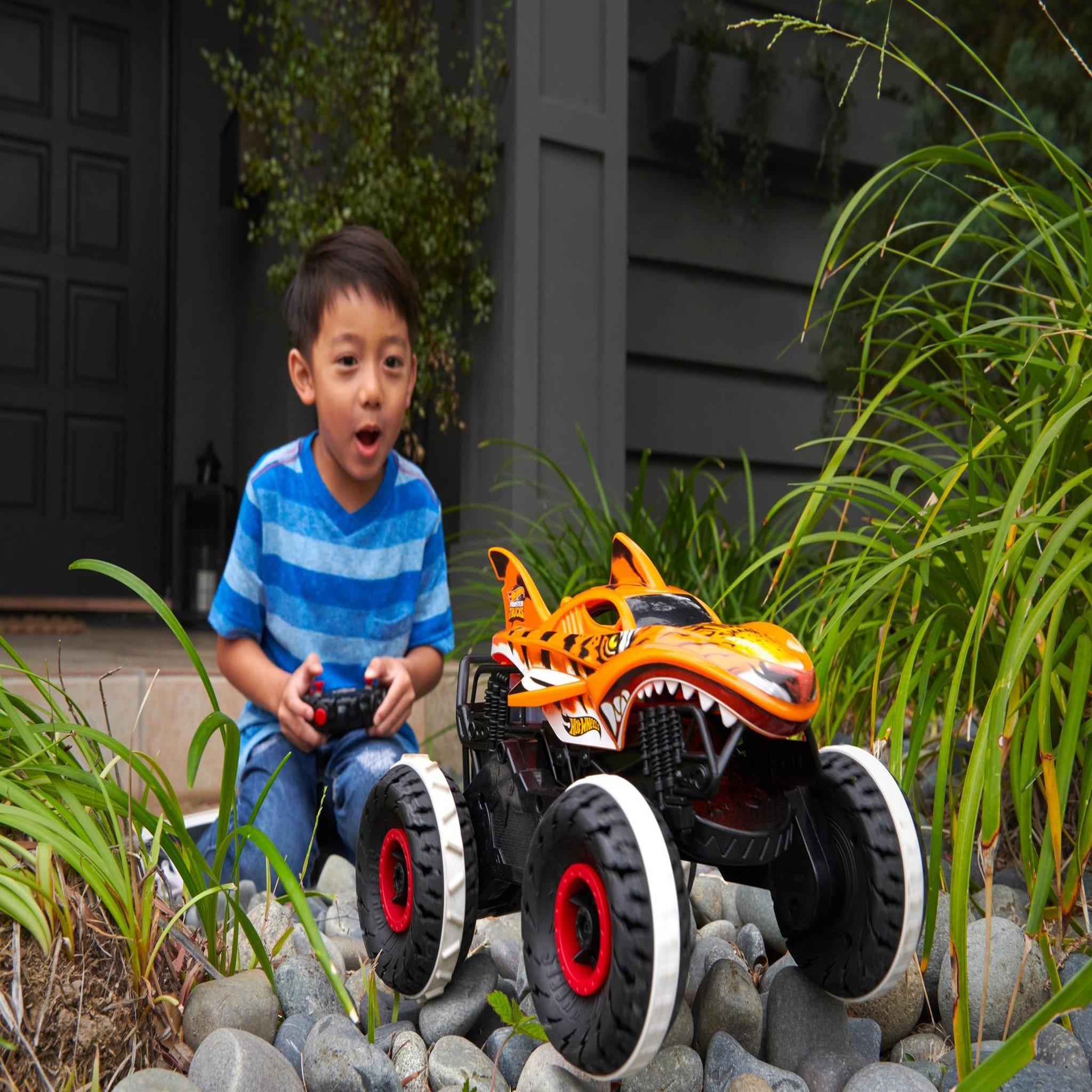 Voir la diapositive 5 : HOT WHEELS L'inarrêtable Tiger Shark RC 
