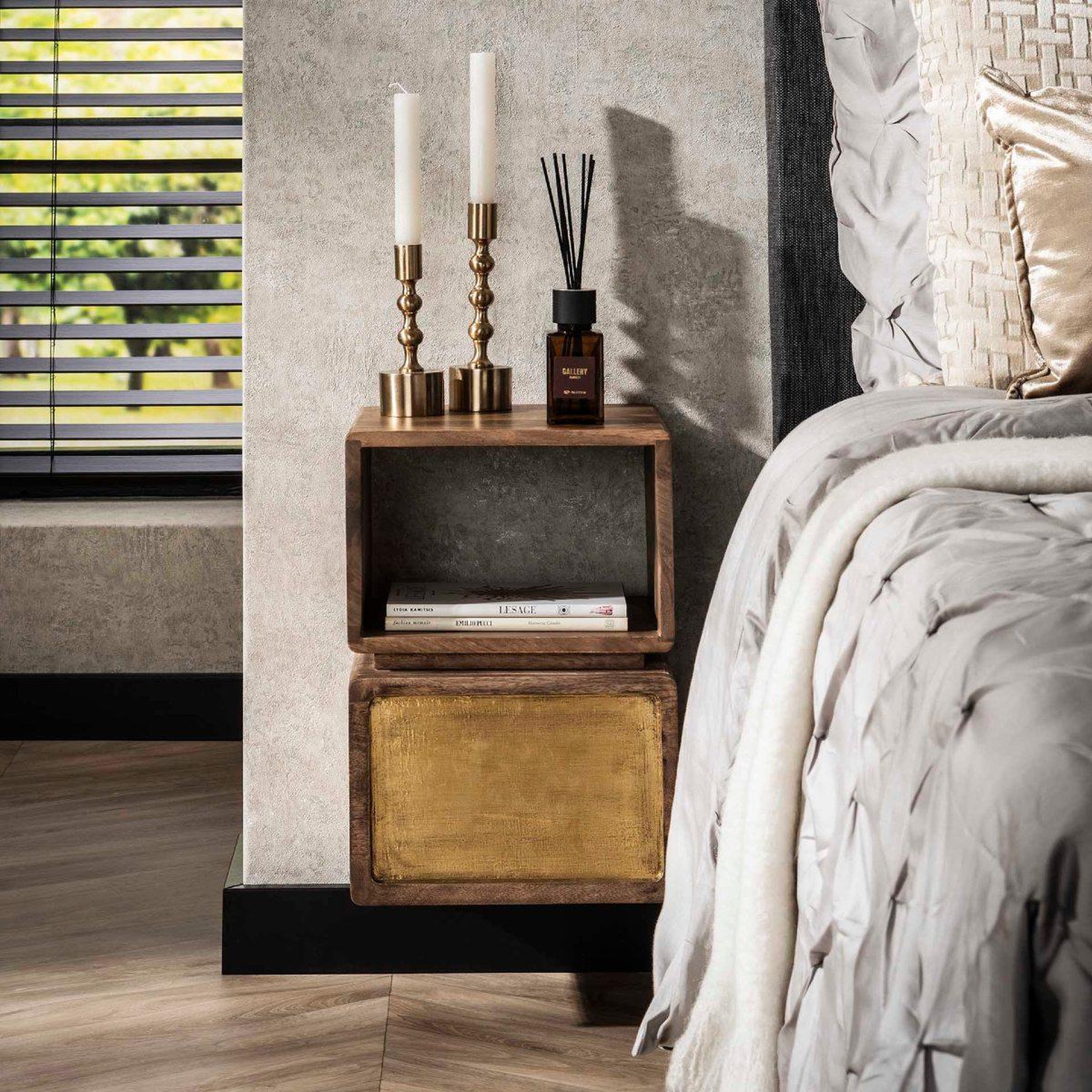 Voir la diapositive 2 : JLC KREATION Table de chevet en bois massif 1 tiroir/1 niche crowl xs