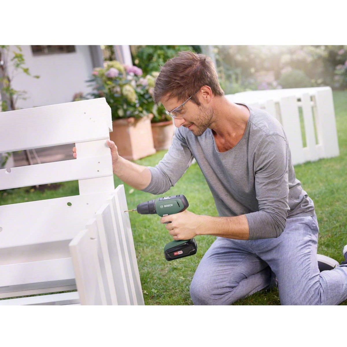 BOSCH Perceuse visseuse Universal Drill 18V + 2 batteries