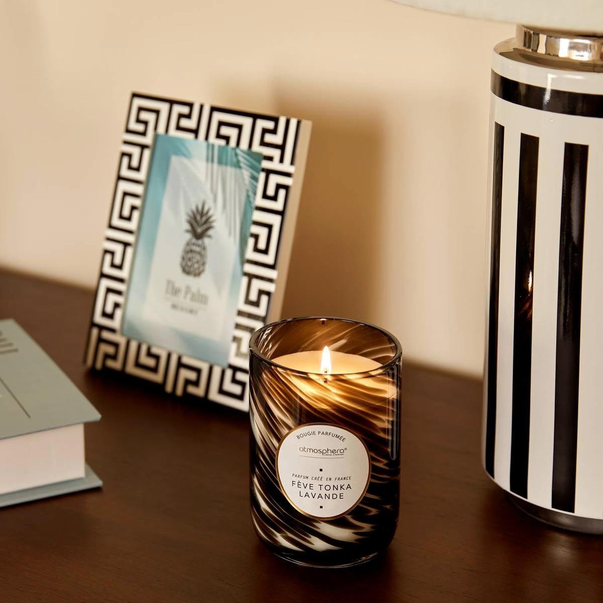 Voir la diapositive 2 : ATMOSPHERA Bougie parfumée design  wavy  275g fève tonka & lavande