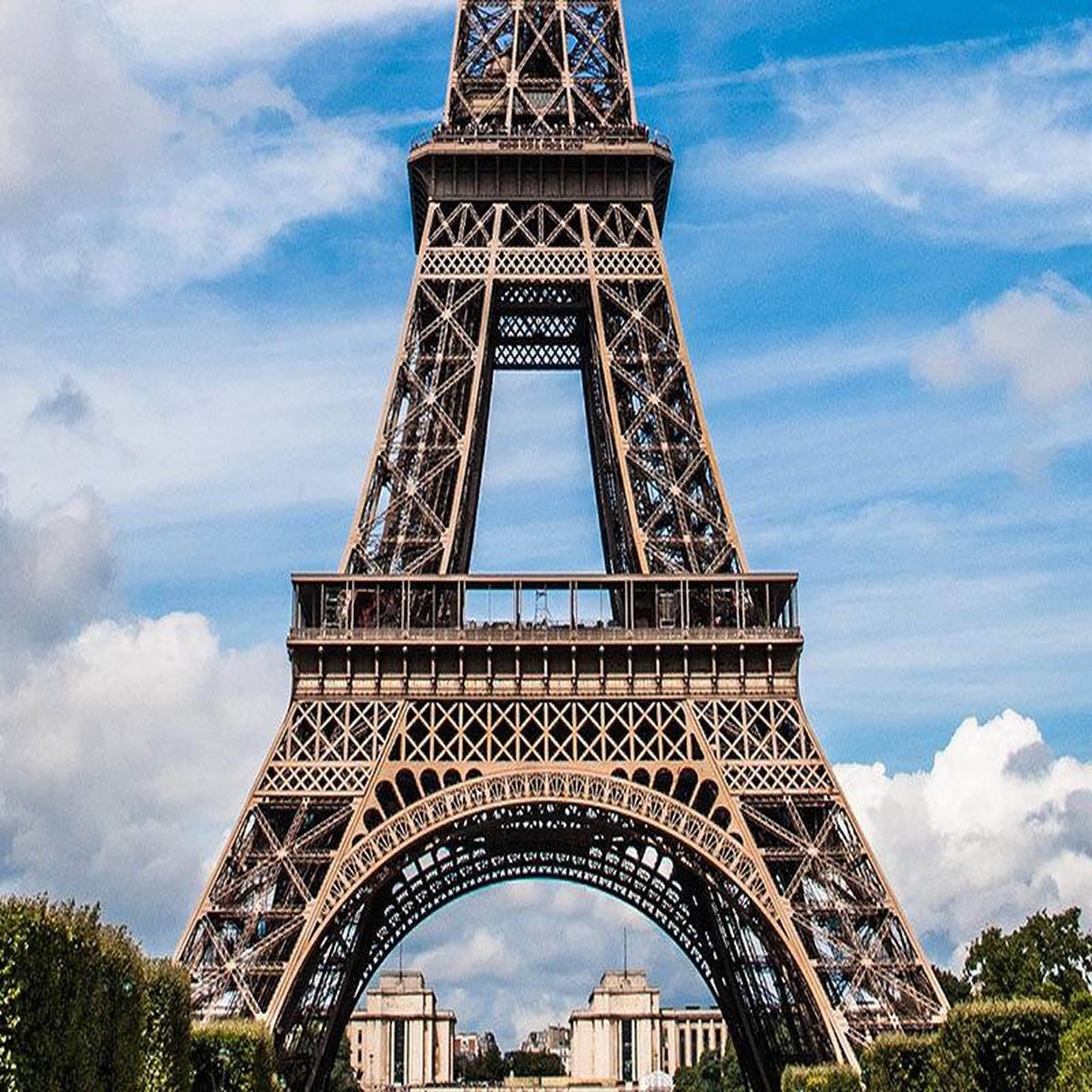 Voir la diapositive 2 : Smartbox Un accès de 2h au 2ème étage de la tour eiffel et une croisière sur la seine - coffret cadeau multi-thèmes