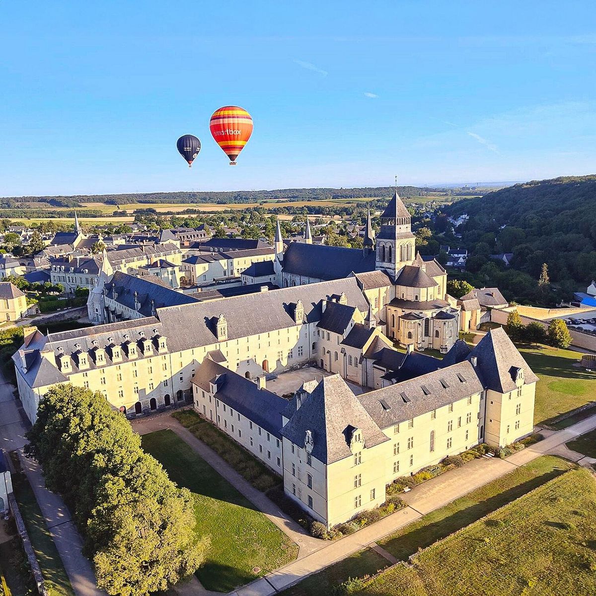 Smartbox Vol en montgolfière au-dessus des châteaux de la Loire avec dégustation de vin en semaine pour 2 personnes - Coffret Cadeau Sport & Aventure