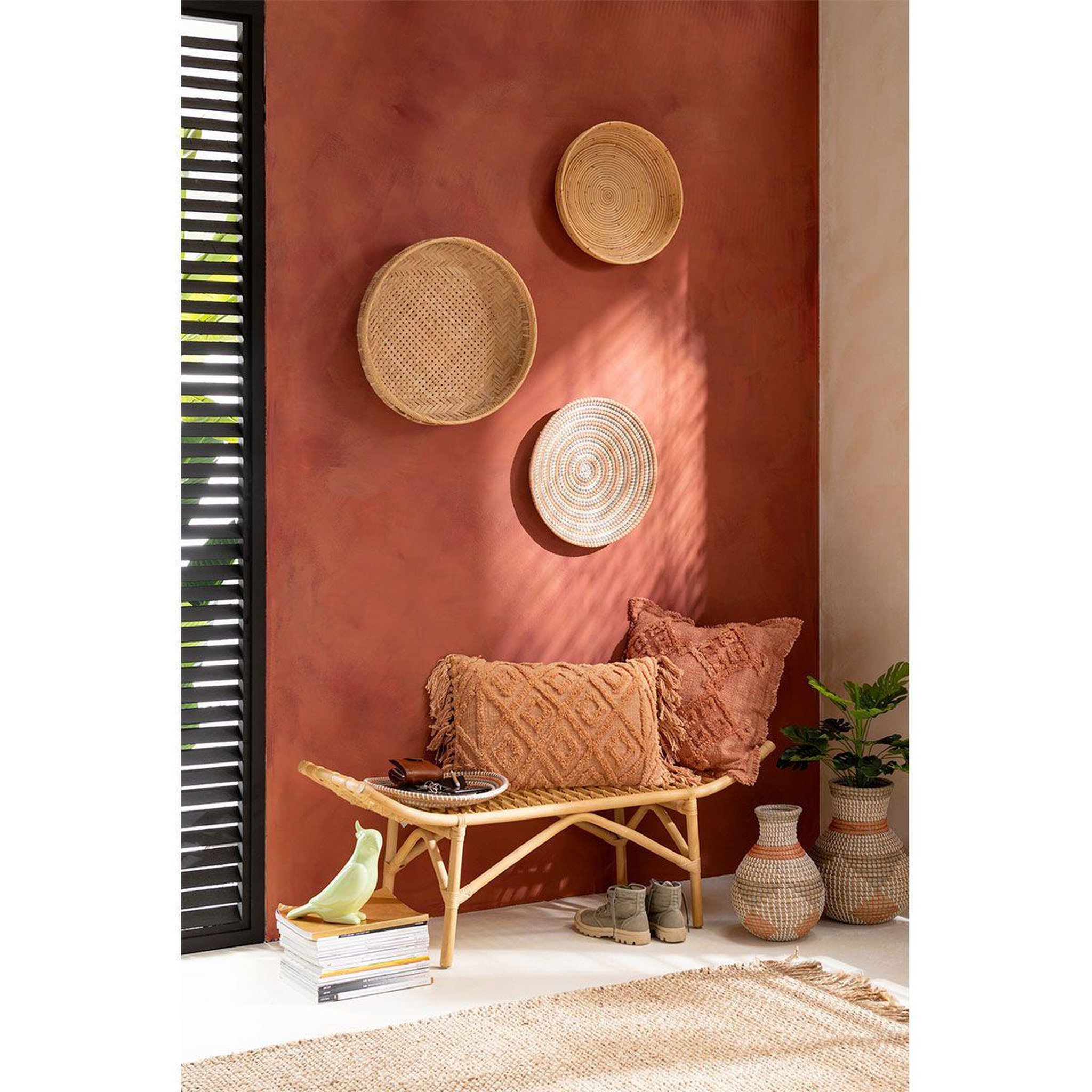 Voir la diapositive 5 : J-LINE Coussin déco pompons  amalia  40x78cm corail