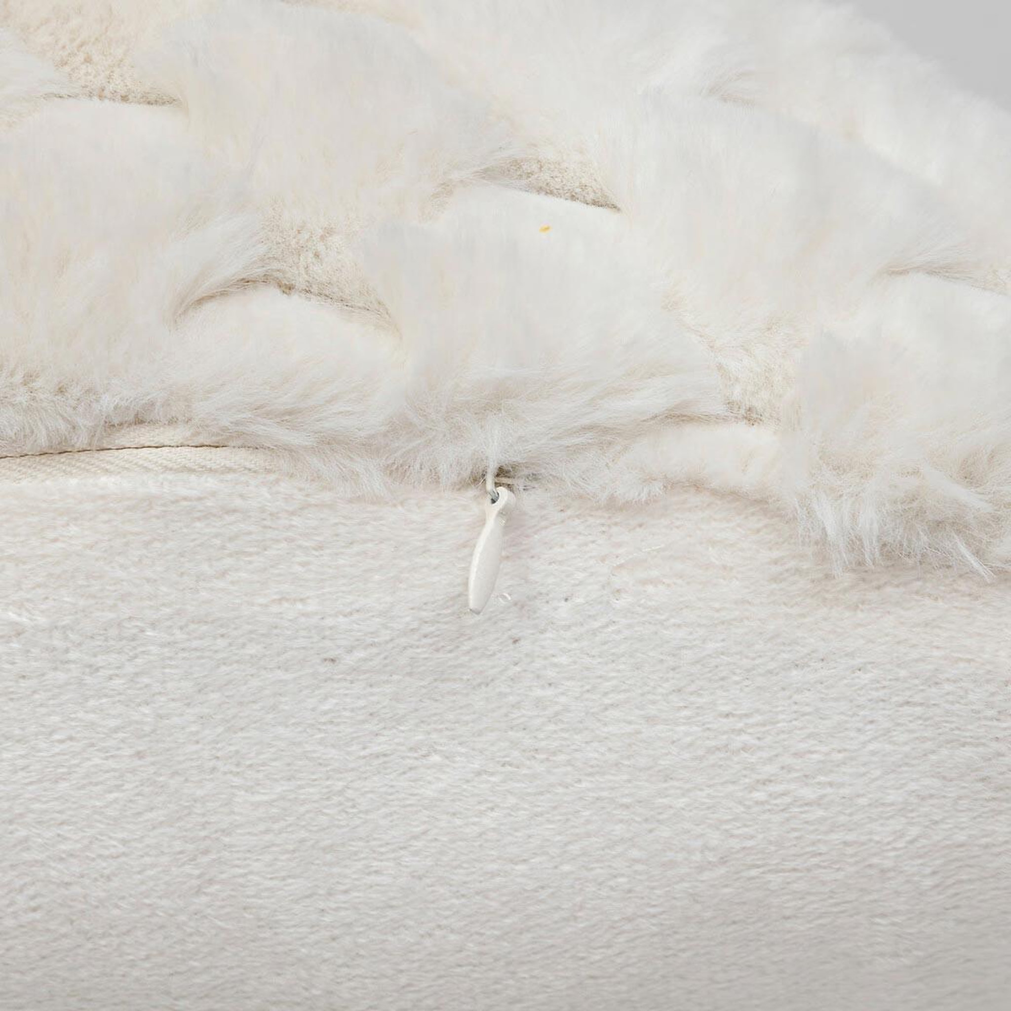Voir la diapositive 3 : ATMOSPHERA Coussin imitation fourrure  adriel  38x58cm beige