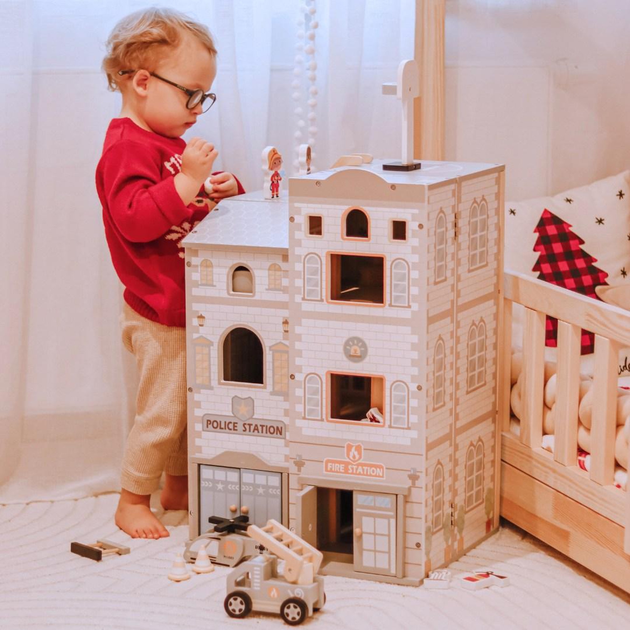 Voir la diapositive 3 : MAMABRUM Jouet de Construction en Bois, Grande Caserne de Pompiers - Poste de Police, 3 étages - 4 Figurines