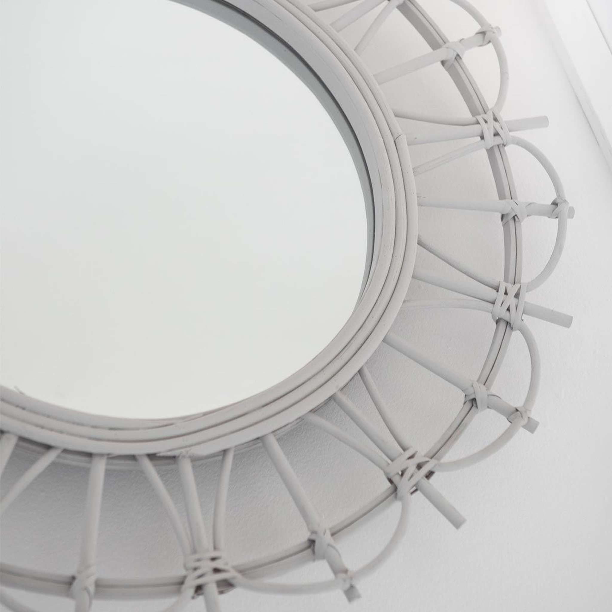 Voir la diapositive 2 : J-LINE Miroir mural rond en bambou  teo  60cm gris clair