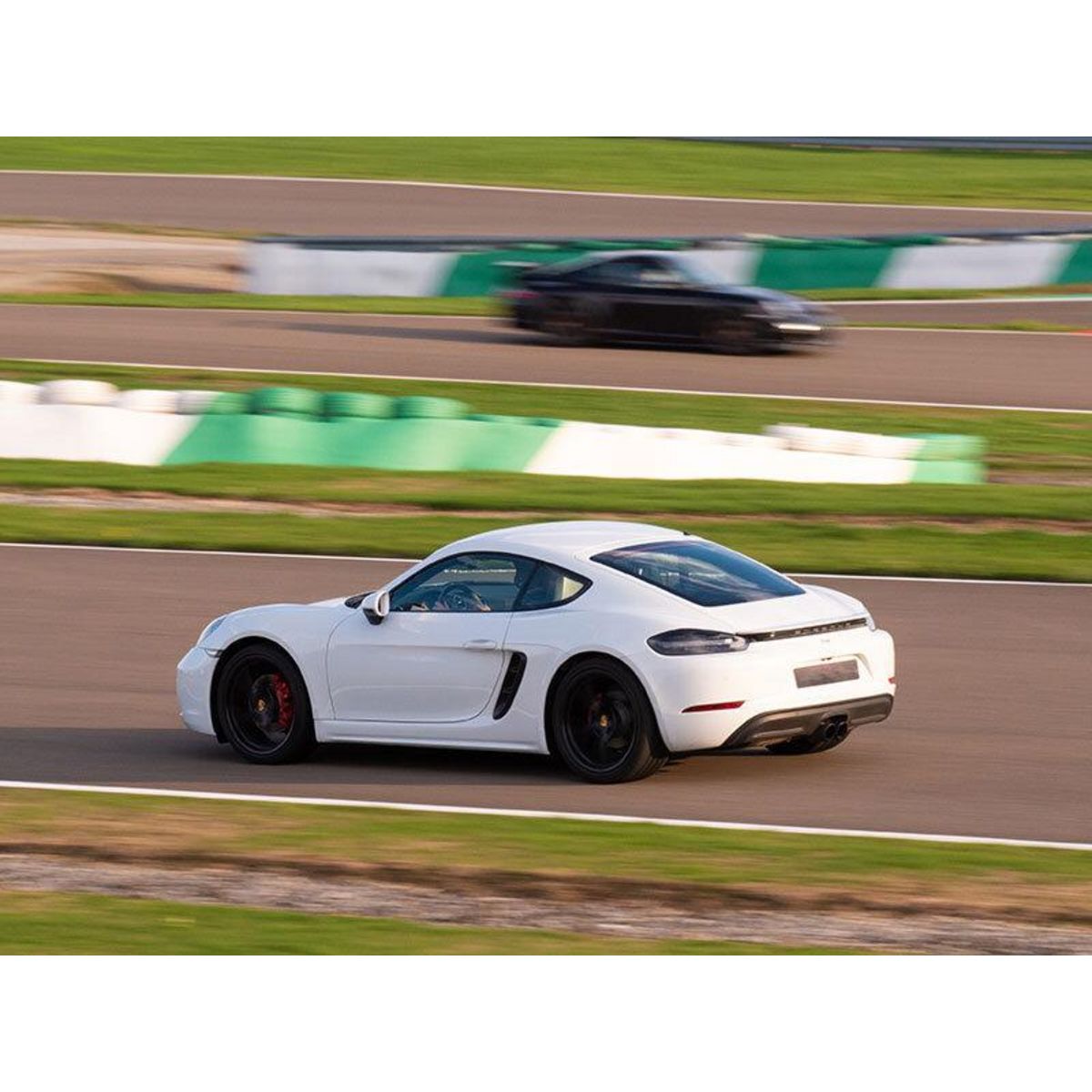 Smartbox Stage de pilotage multivolant : 2 tours en Porsche Cayman S 718 et 2 tours en Ferrari 488 sur le circuit de Trappes - Coffret Cadeau Sport & Aventure